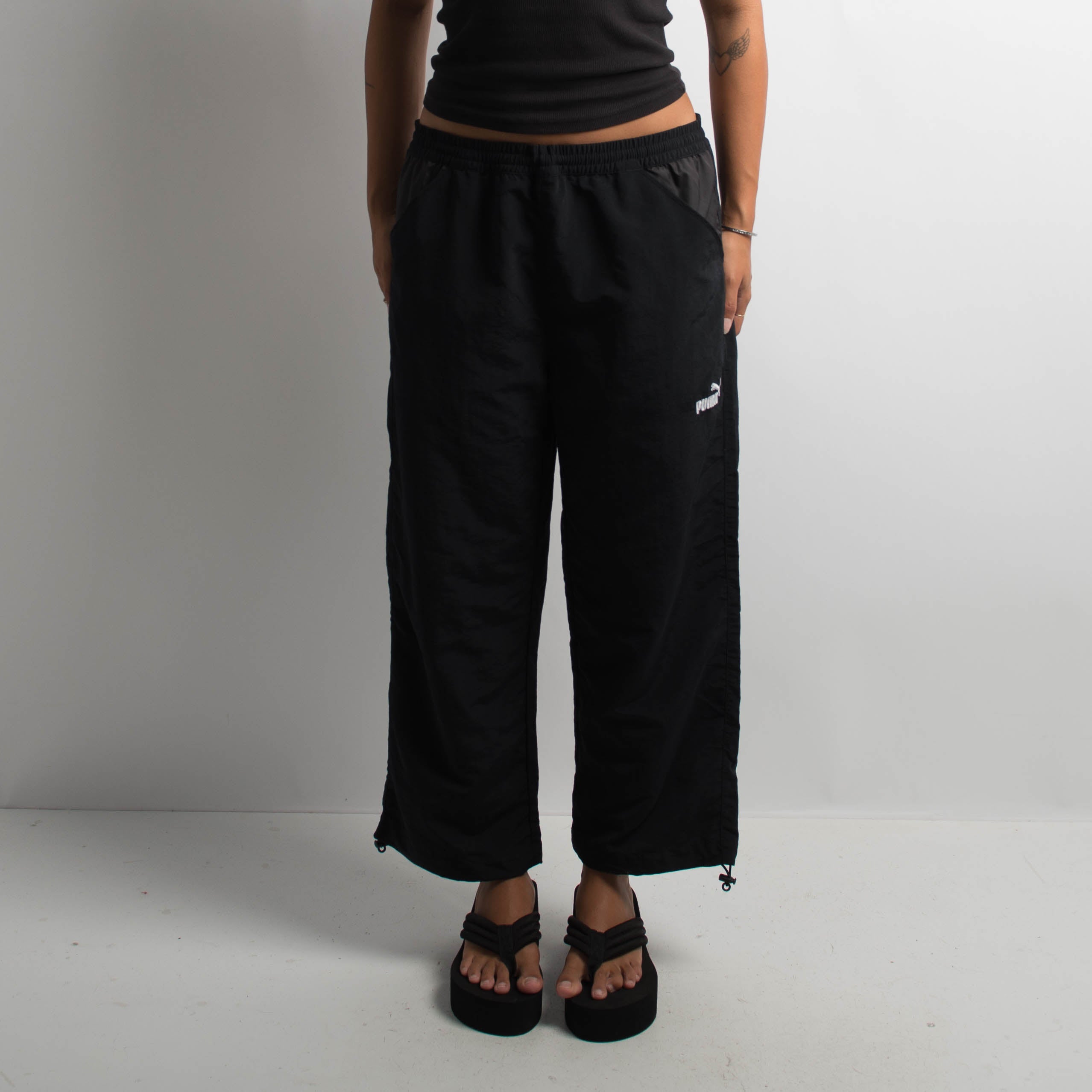 BLACK CROP NYLON TRACKPANTS