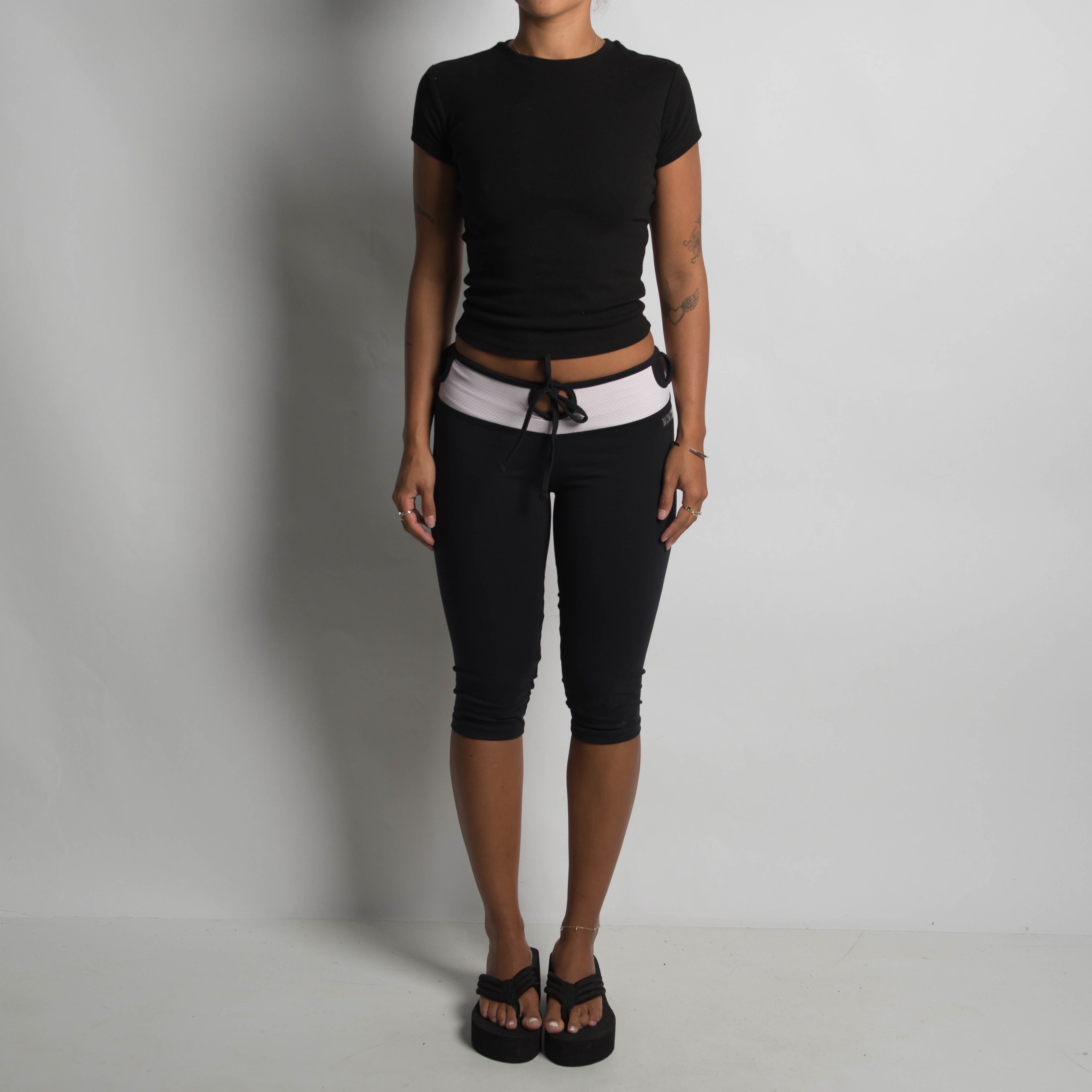 BLACK KNEE LENGTH TIGHTS