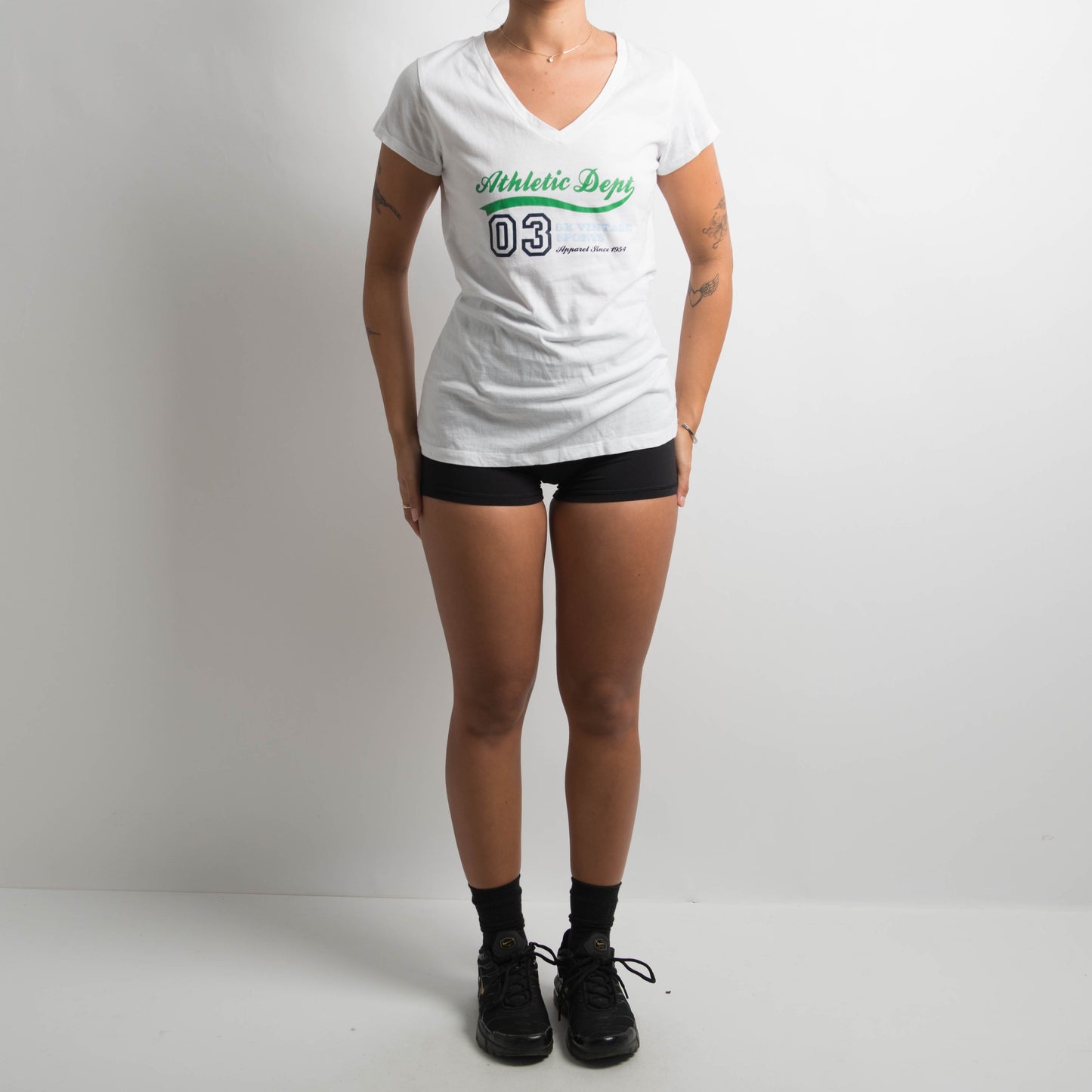 WHITE V NECK TEE