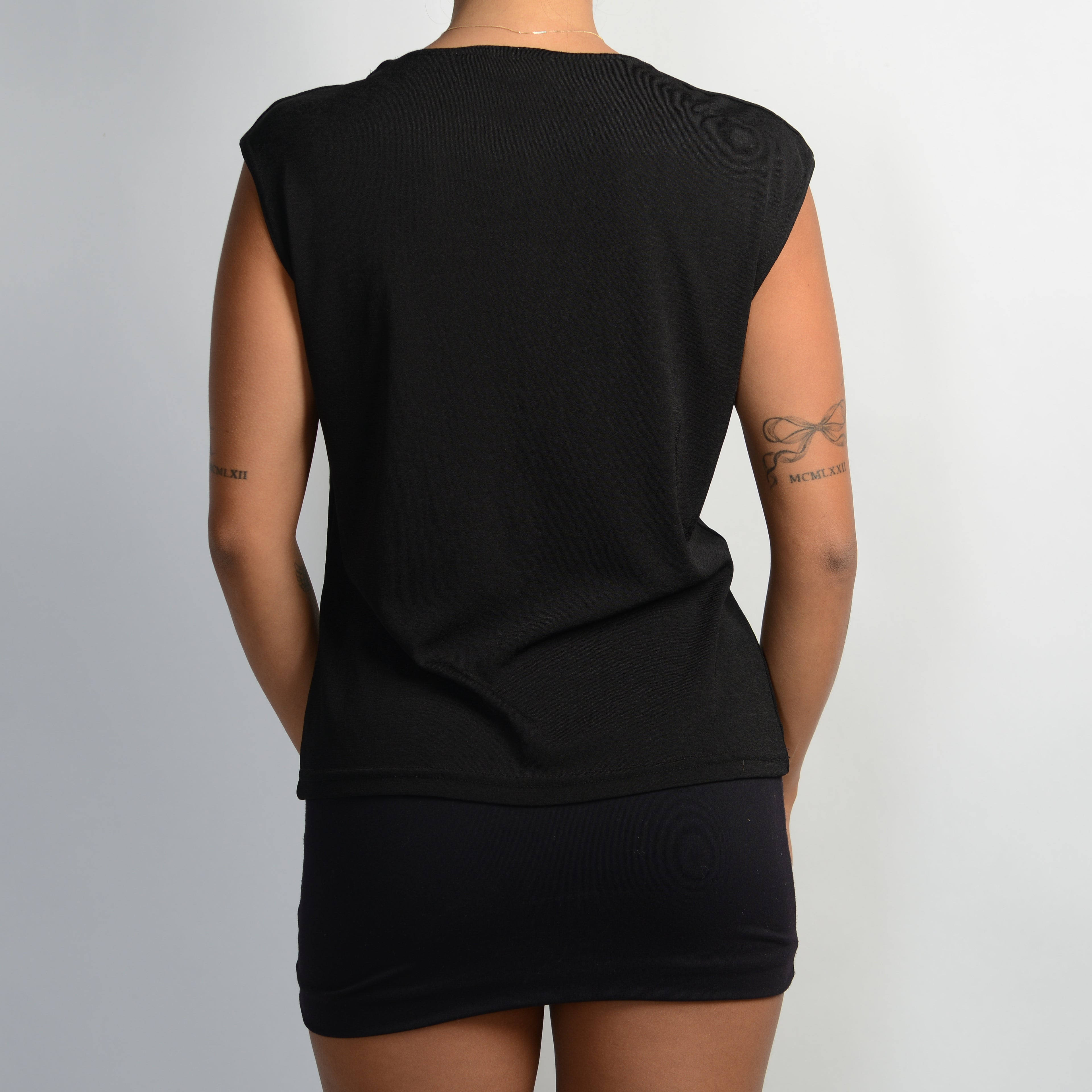 BLACK SCOOP NECK TOP