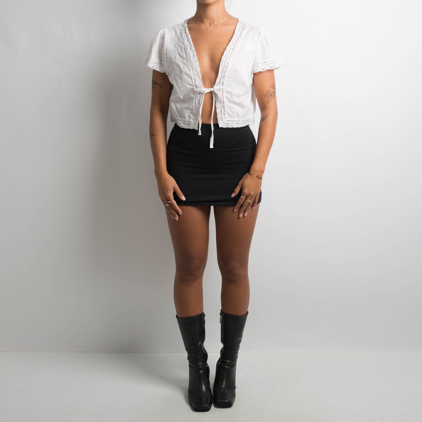 WHITE TIE FRONT TOP