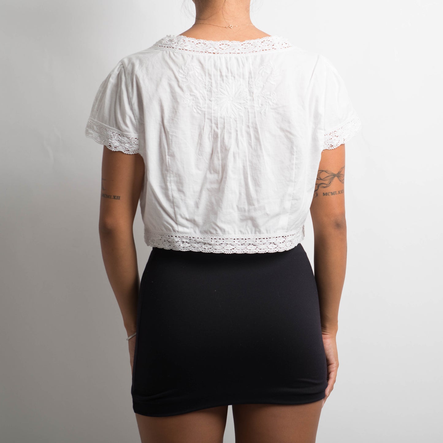 WHITE TIE FRONT TOP