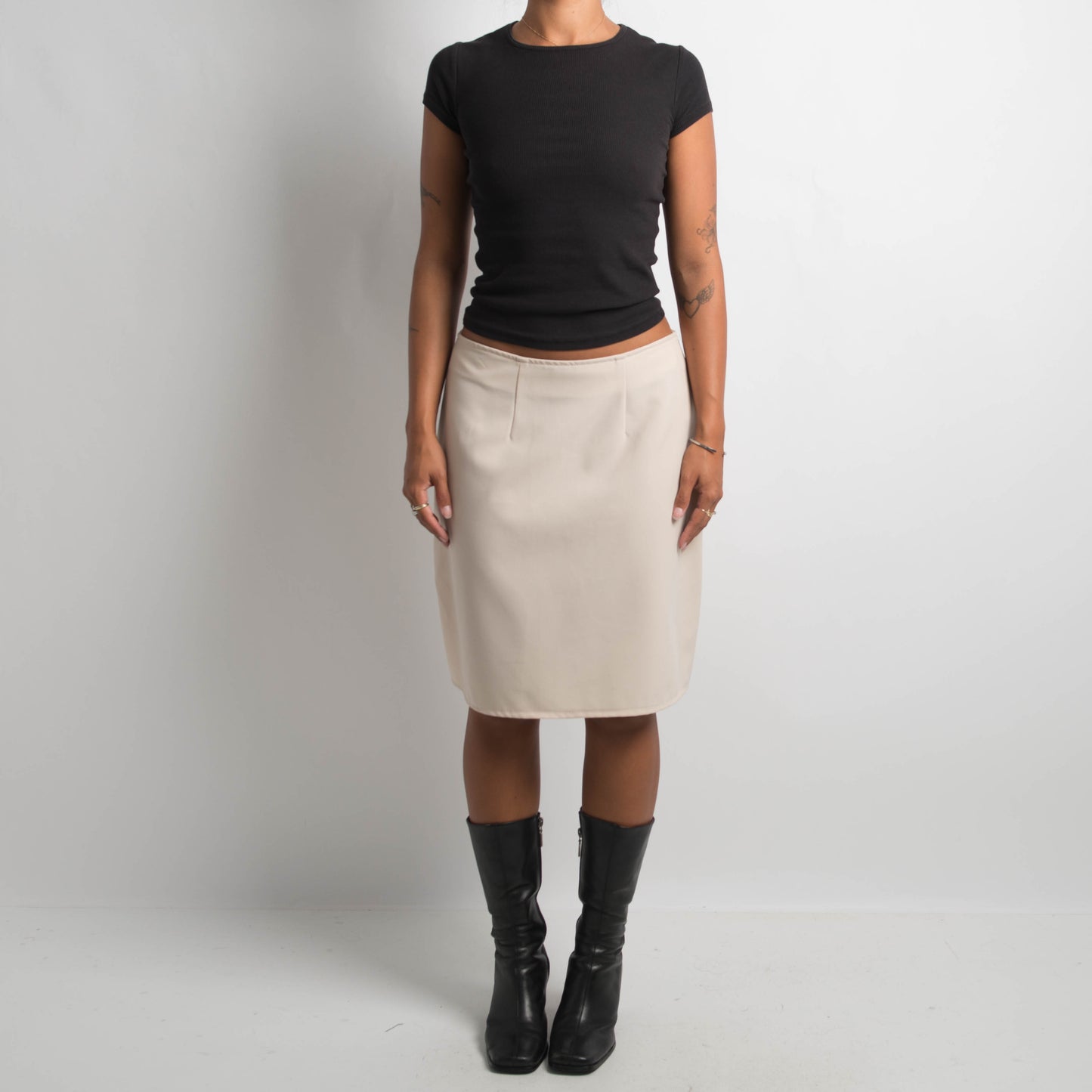 CREAM KNEE LENGTH SKIRT