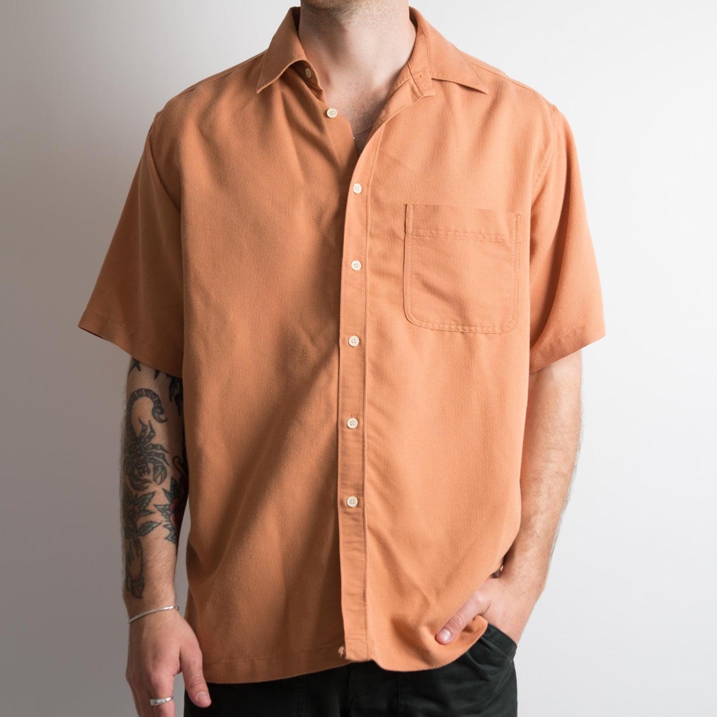 BOUTON ORANGE EN HAUT
