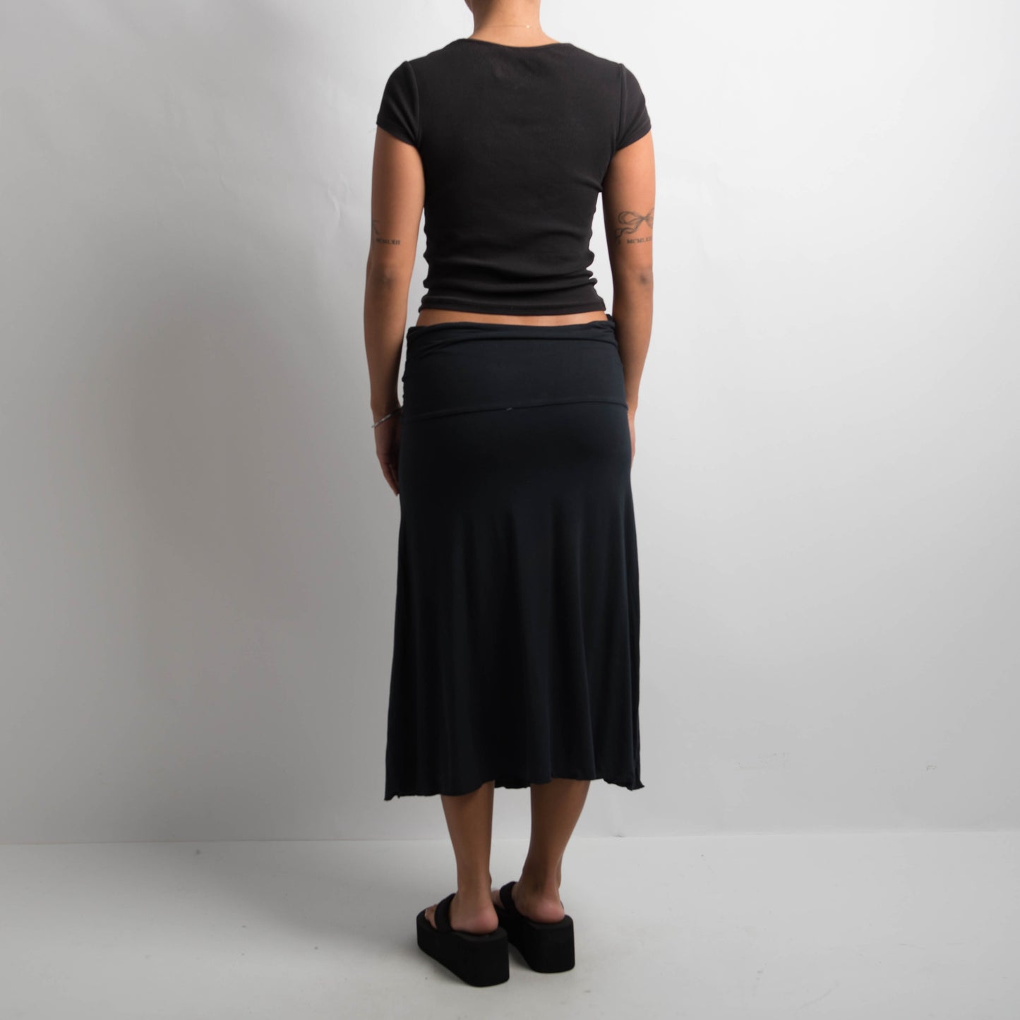 BLACK STRETCH MIDI SKIRT