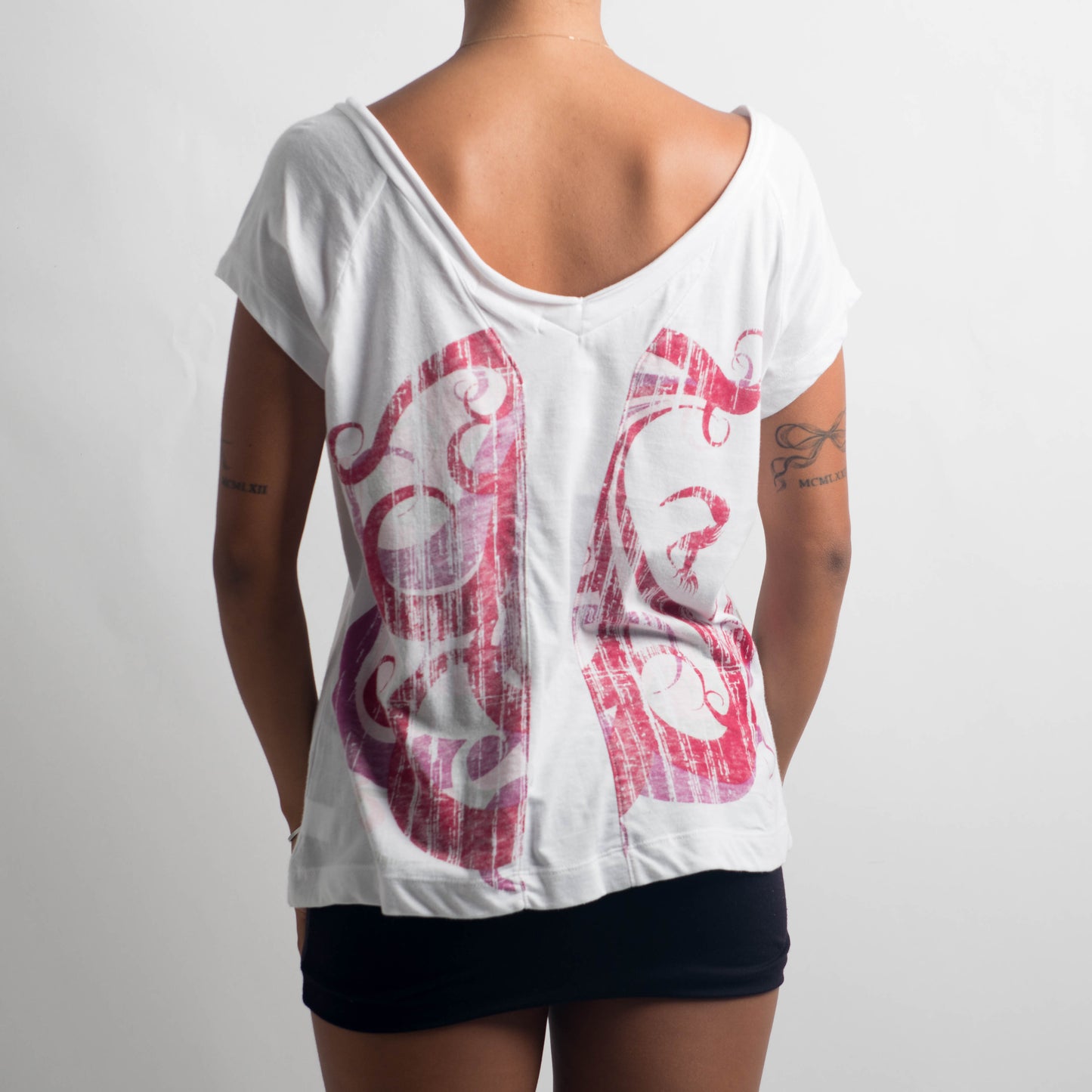 WHITE GRAPHIC TEE