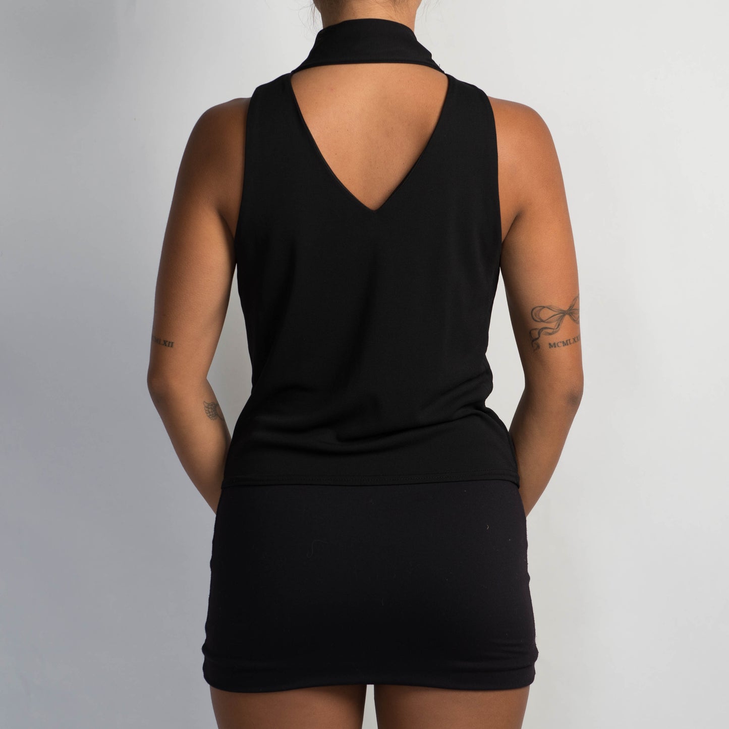 BLACK TIE NECK TOP