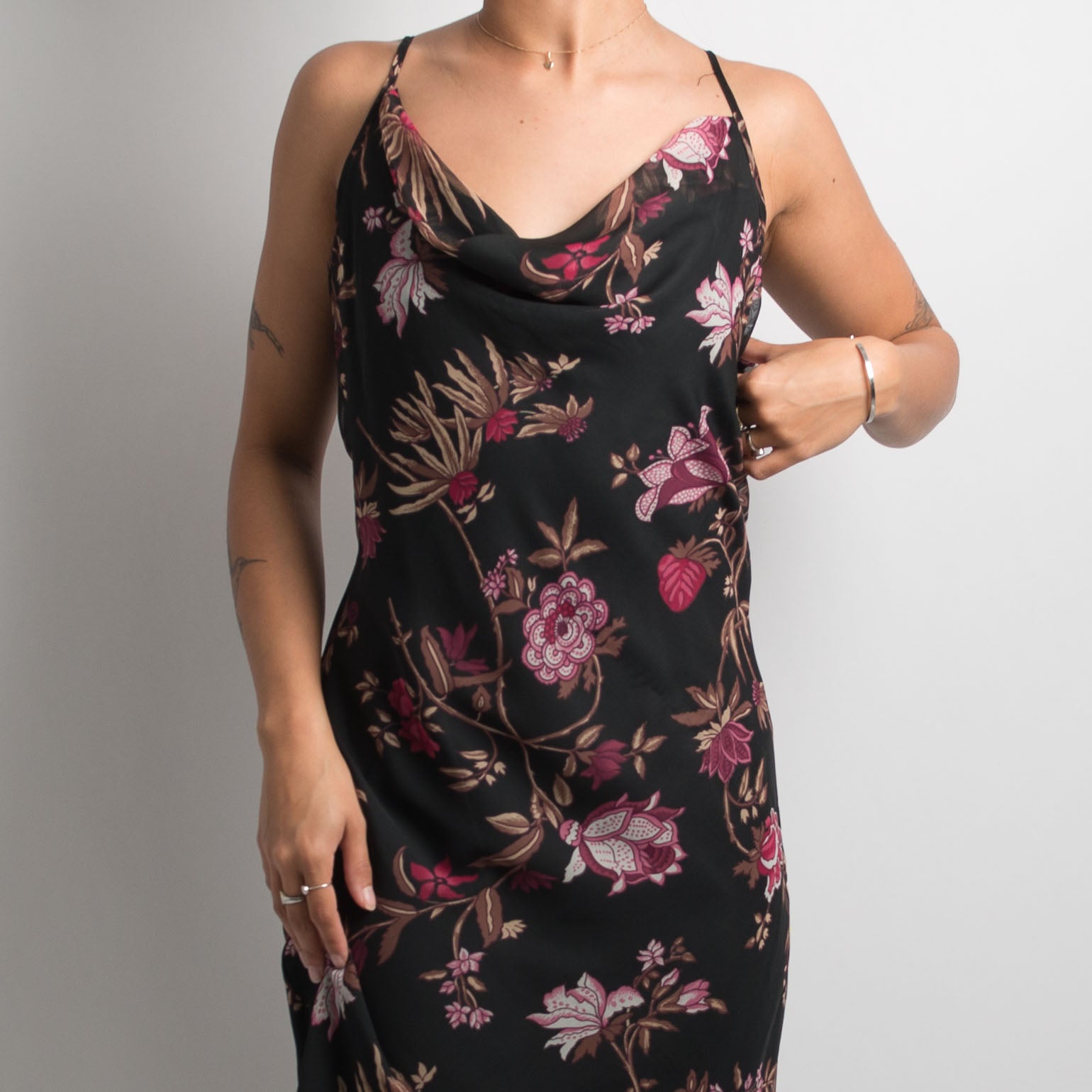 ROBE DE SOIRÉE FLORALE ASYMÉTRIQUE