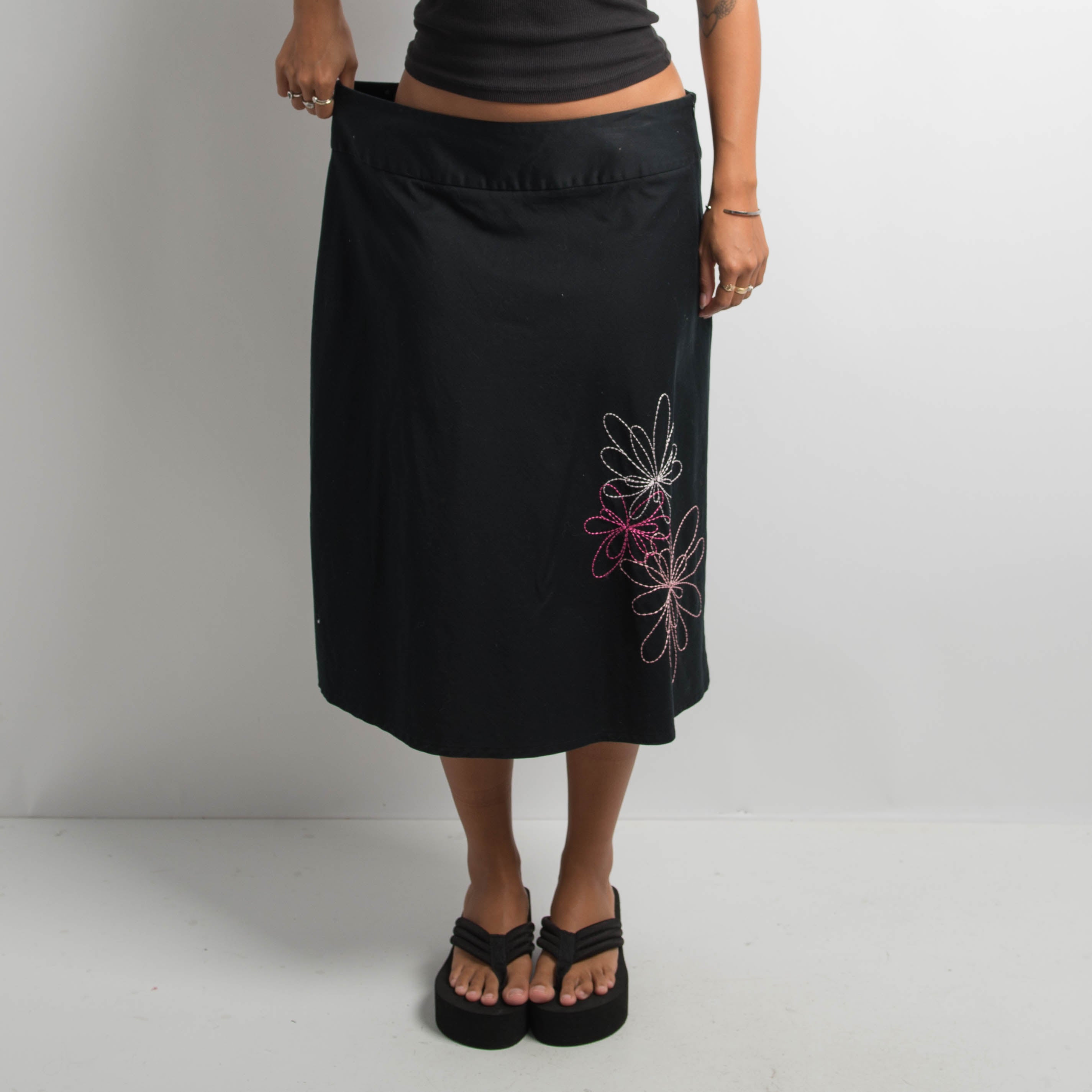FLORAL EMBROIDERED SKIRT