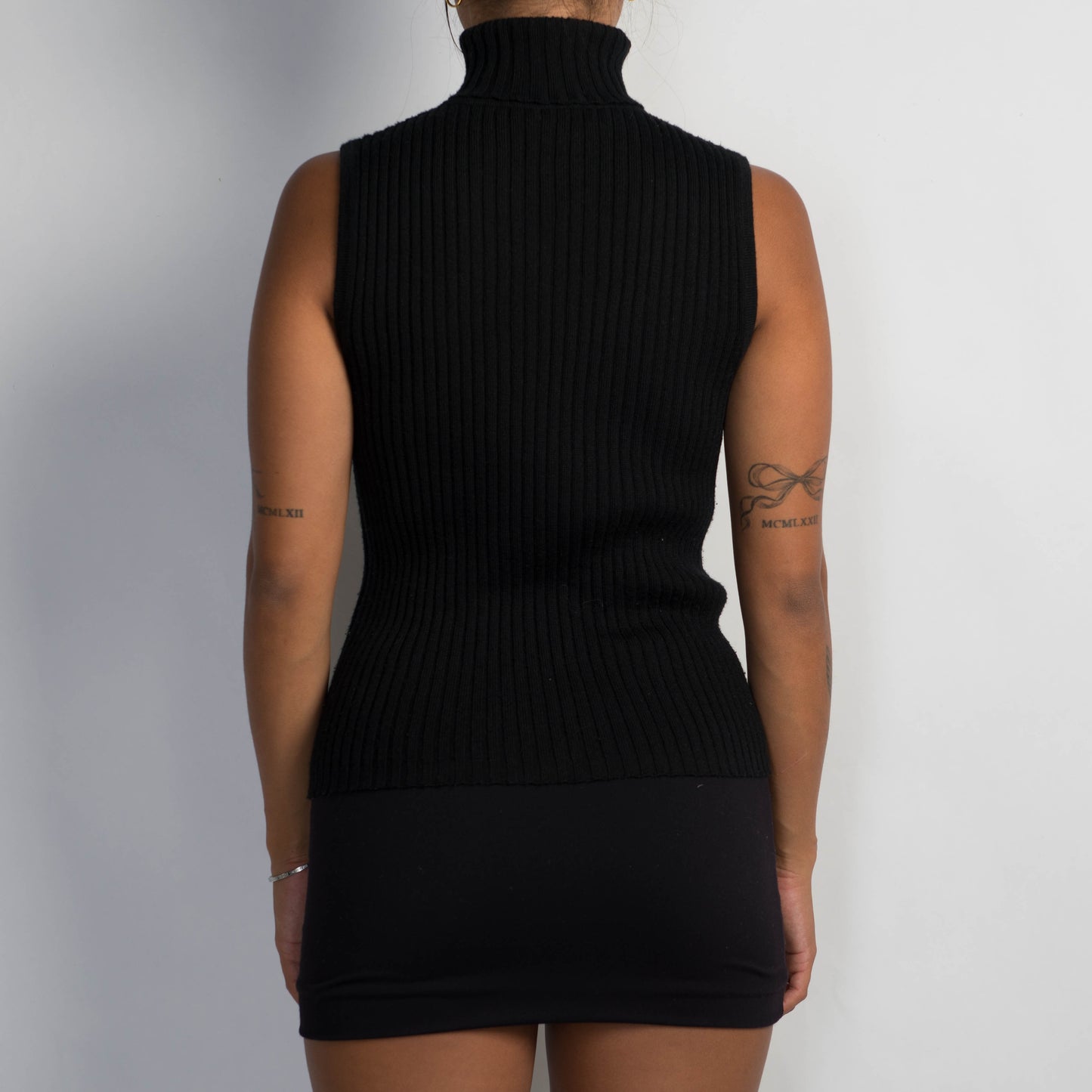 BLACK RIB TURTLENECK TOP