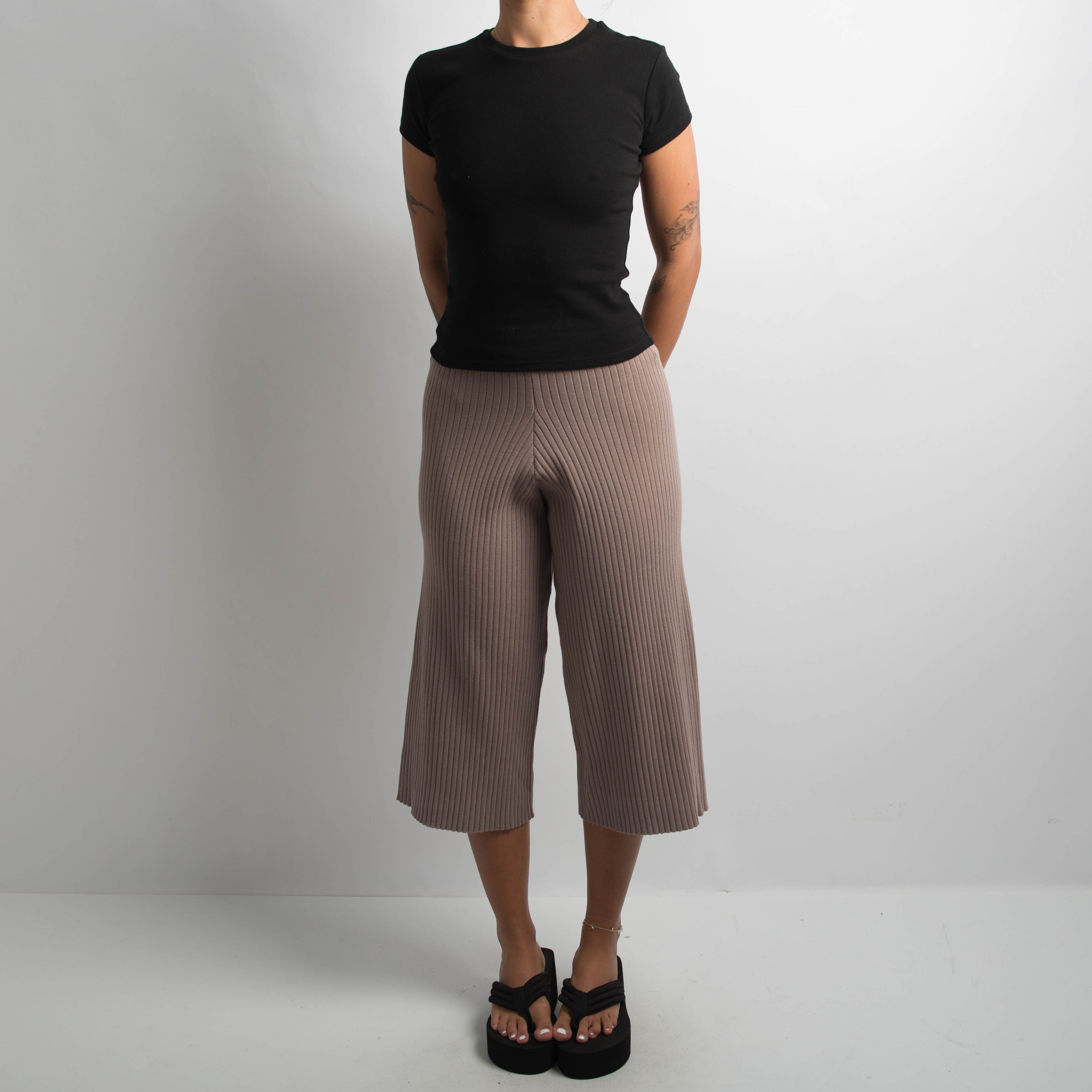 BROWN RIB CROP PANTS