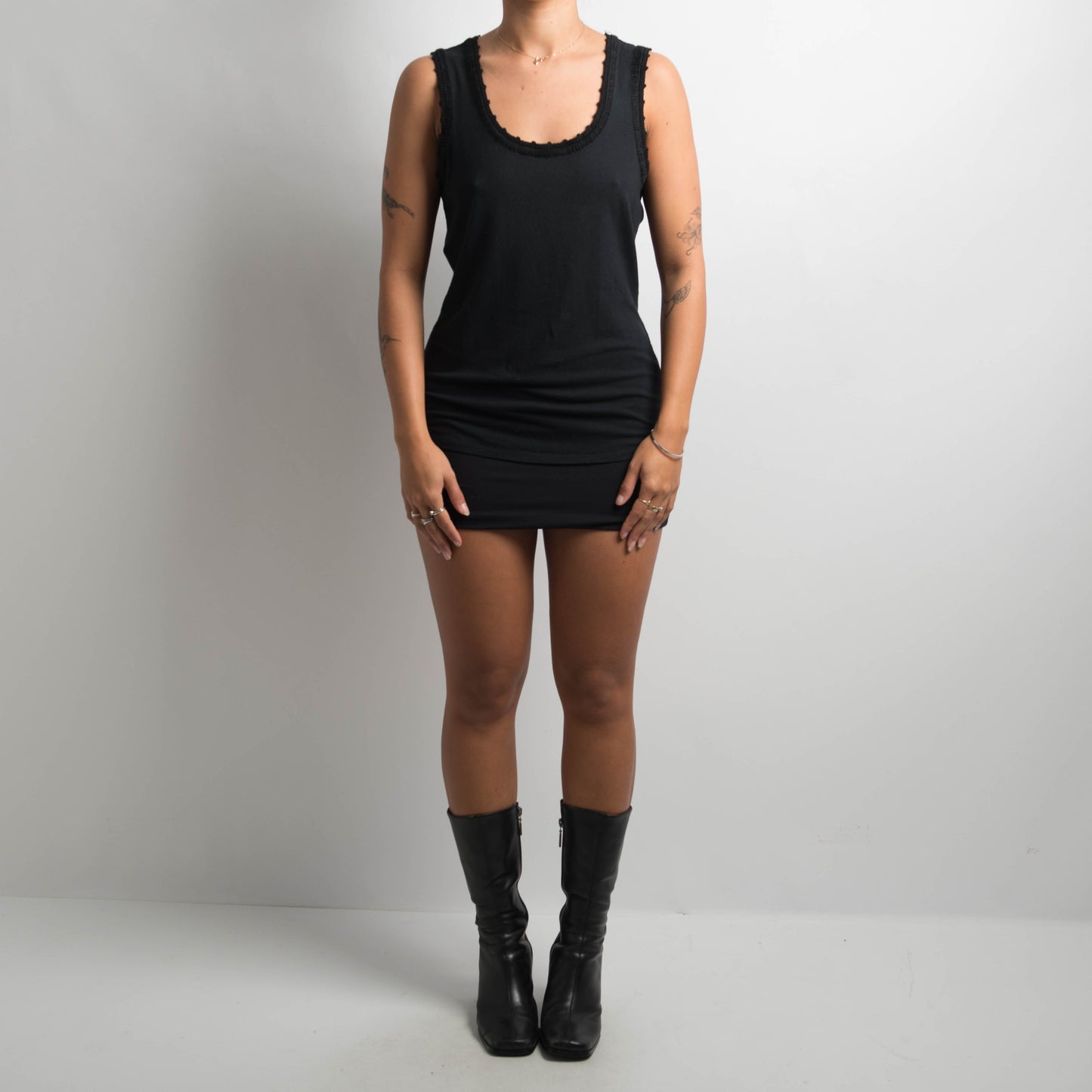 BLACK SCOOP TANK TOP