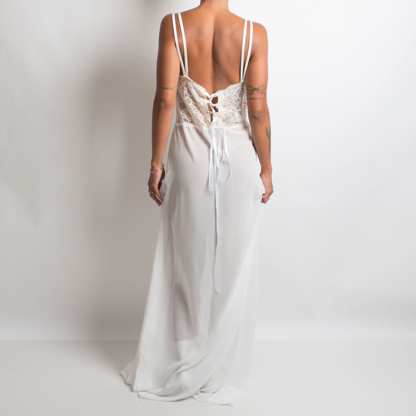 ROBE LONGUE BLANCHE TRANSPARENTE