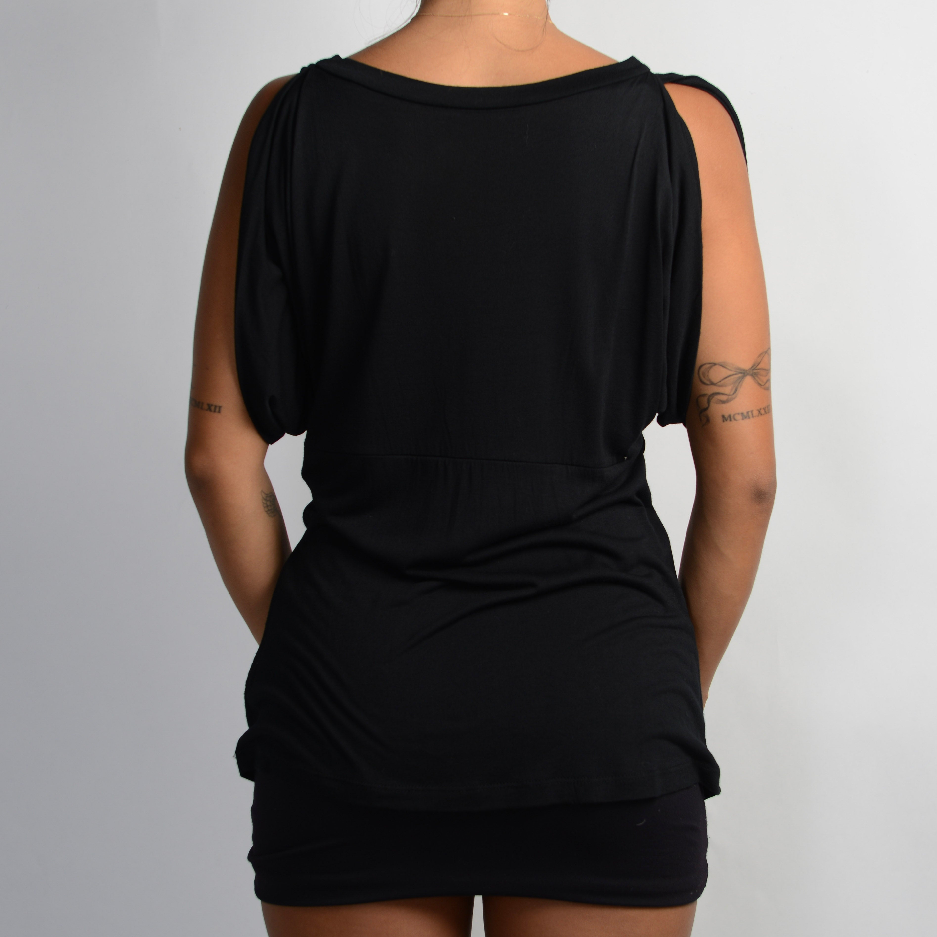 BLACK V NECK TOP