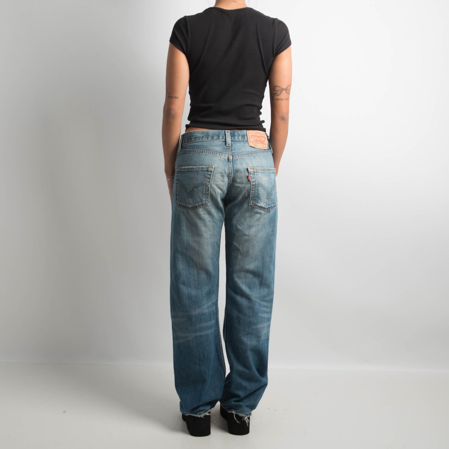 MID WASH LEVI 501 JEANS