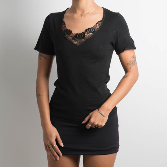 BLACK EMBROIDERED TSHIRT