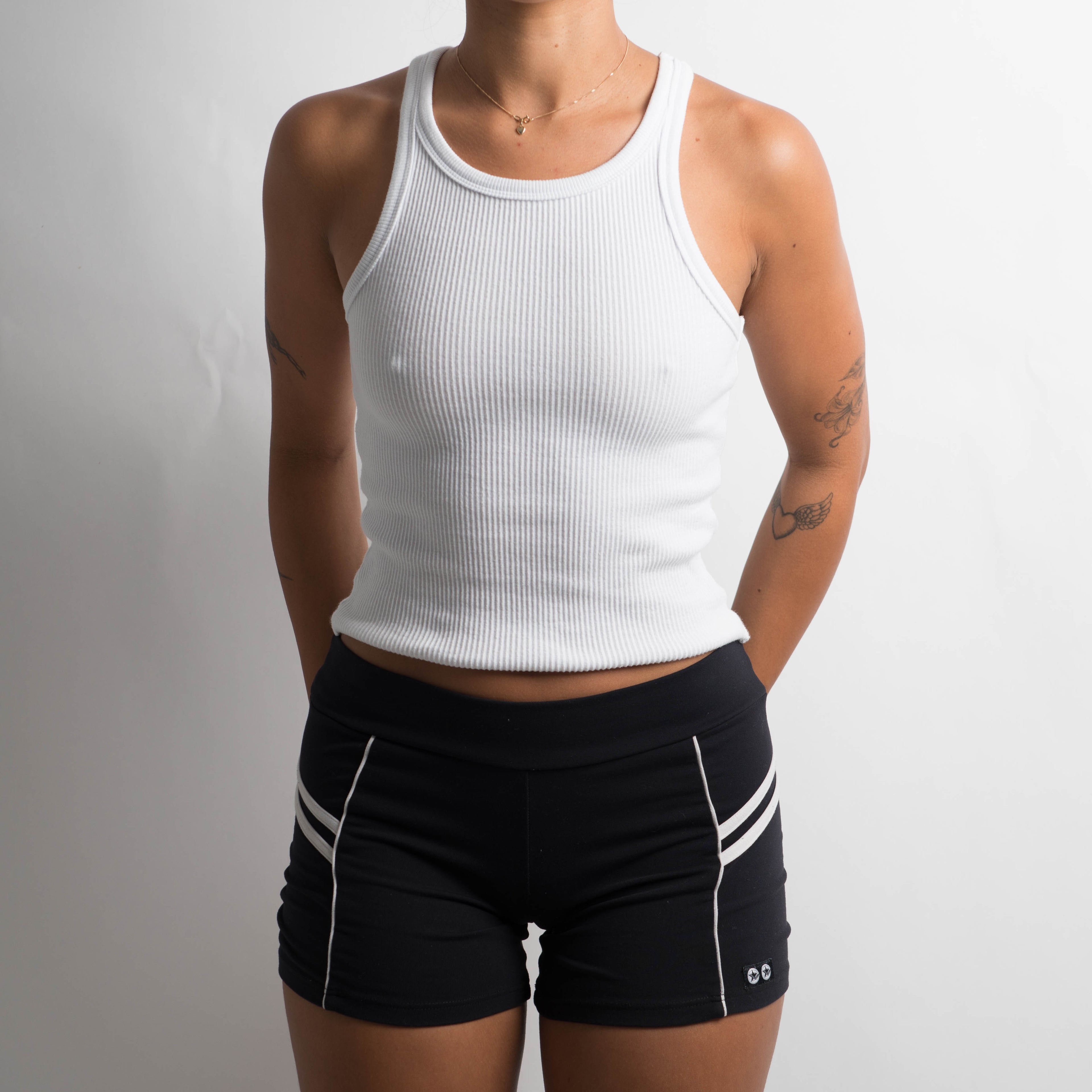 WHITE ACCENT KICK SHORTS