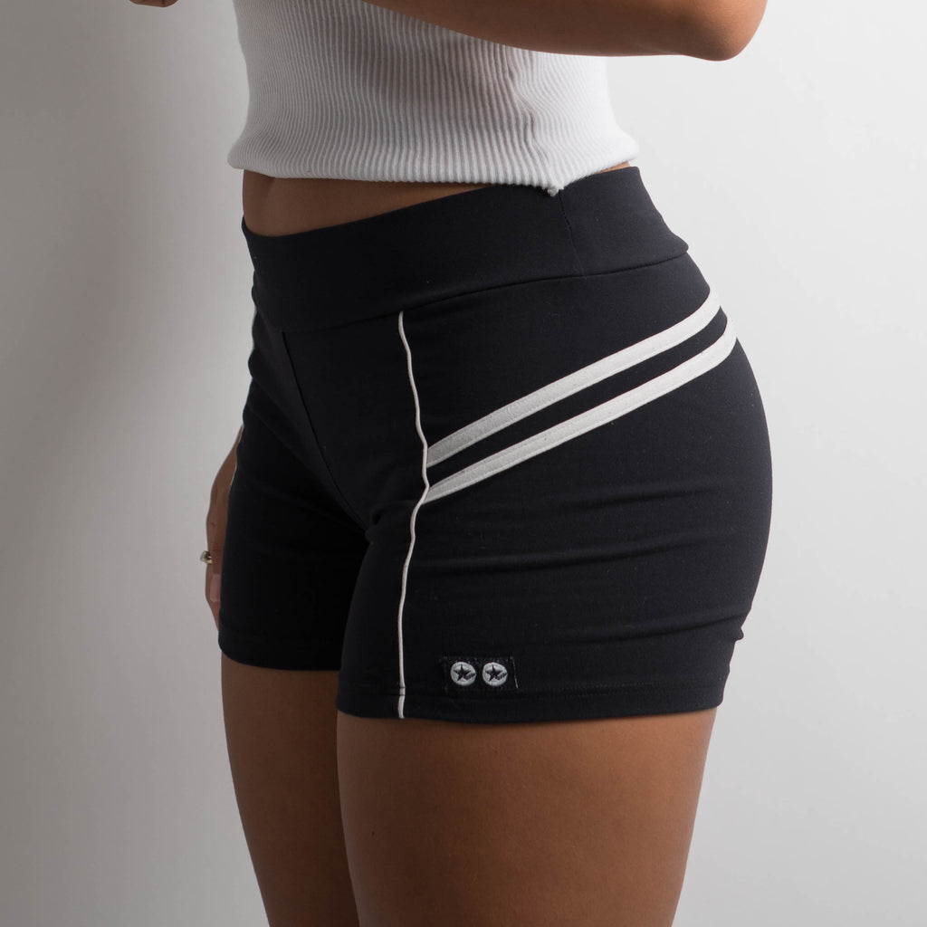 WHITE ACCENT KICK SHORTS