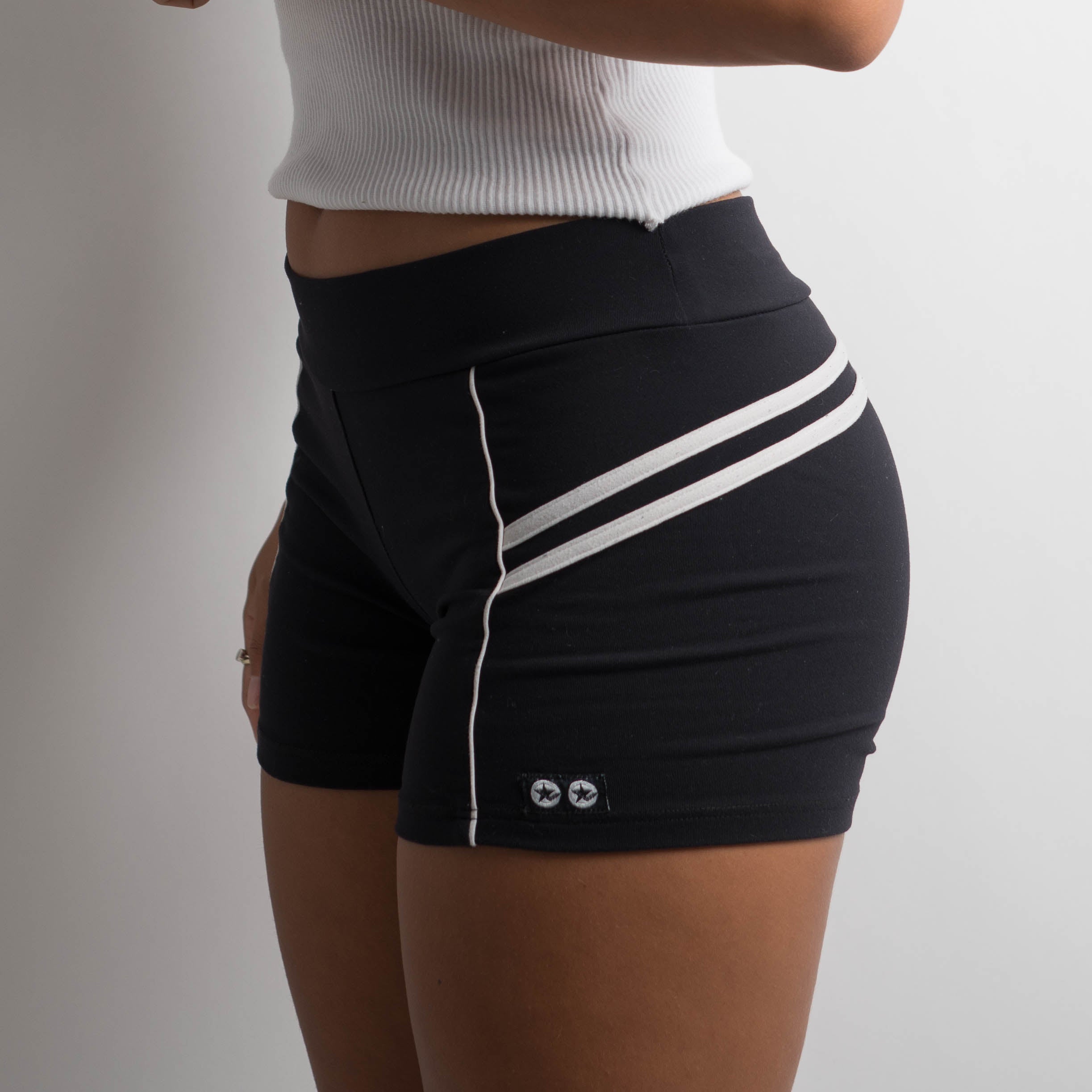 WHITE ACCENT KICK SHORTS