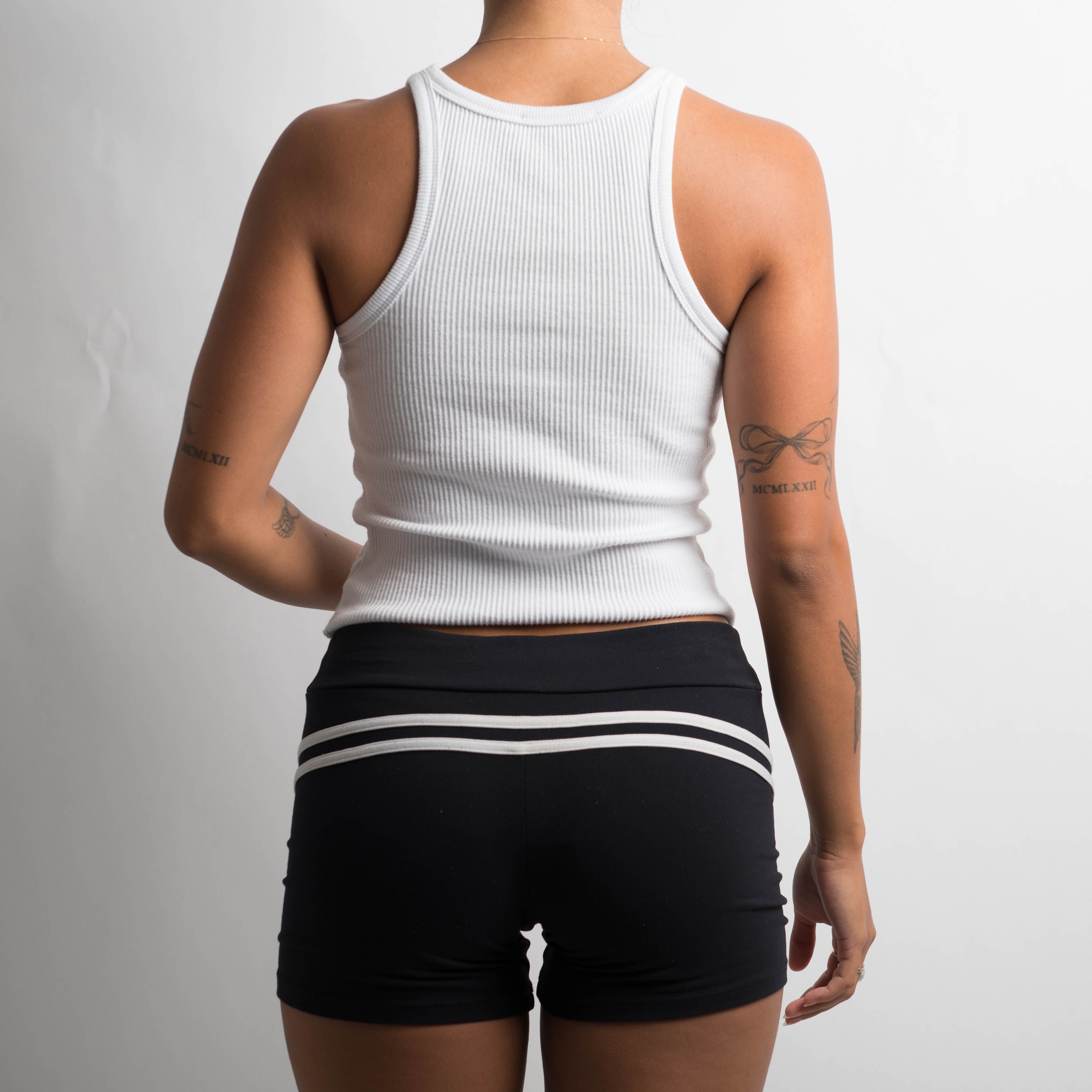 WHITE ACCENT KICK SHORTS