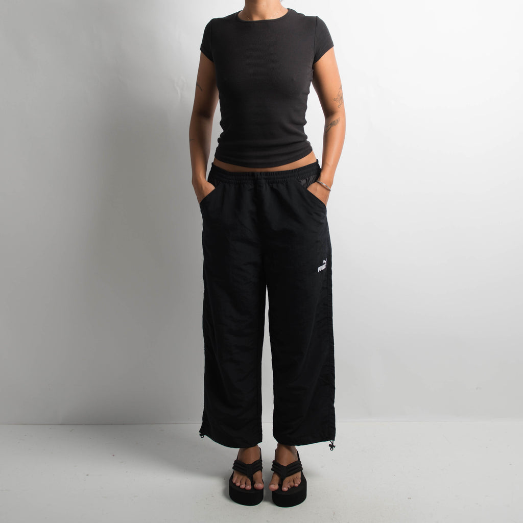 BLACK CROP NYLON TRACKPANTS
