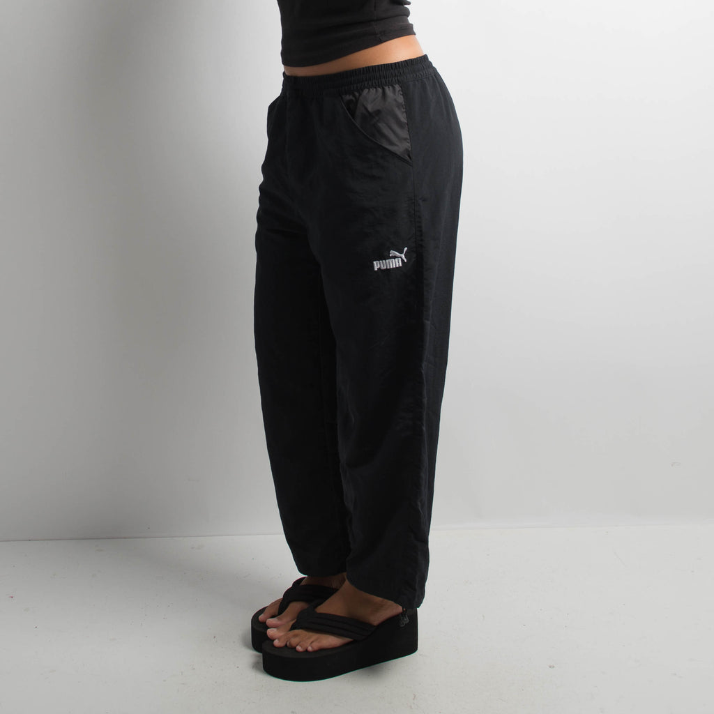 BLACK CROP NYLON TRACKPANTS