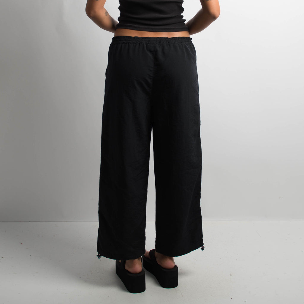 BLACK CROP NYLON TRACKPANTS