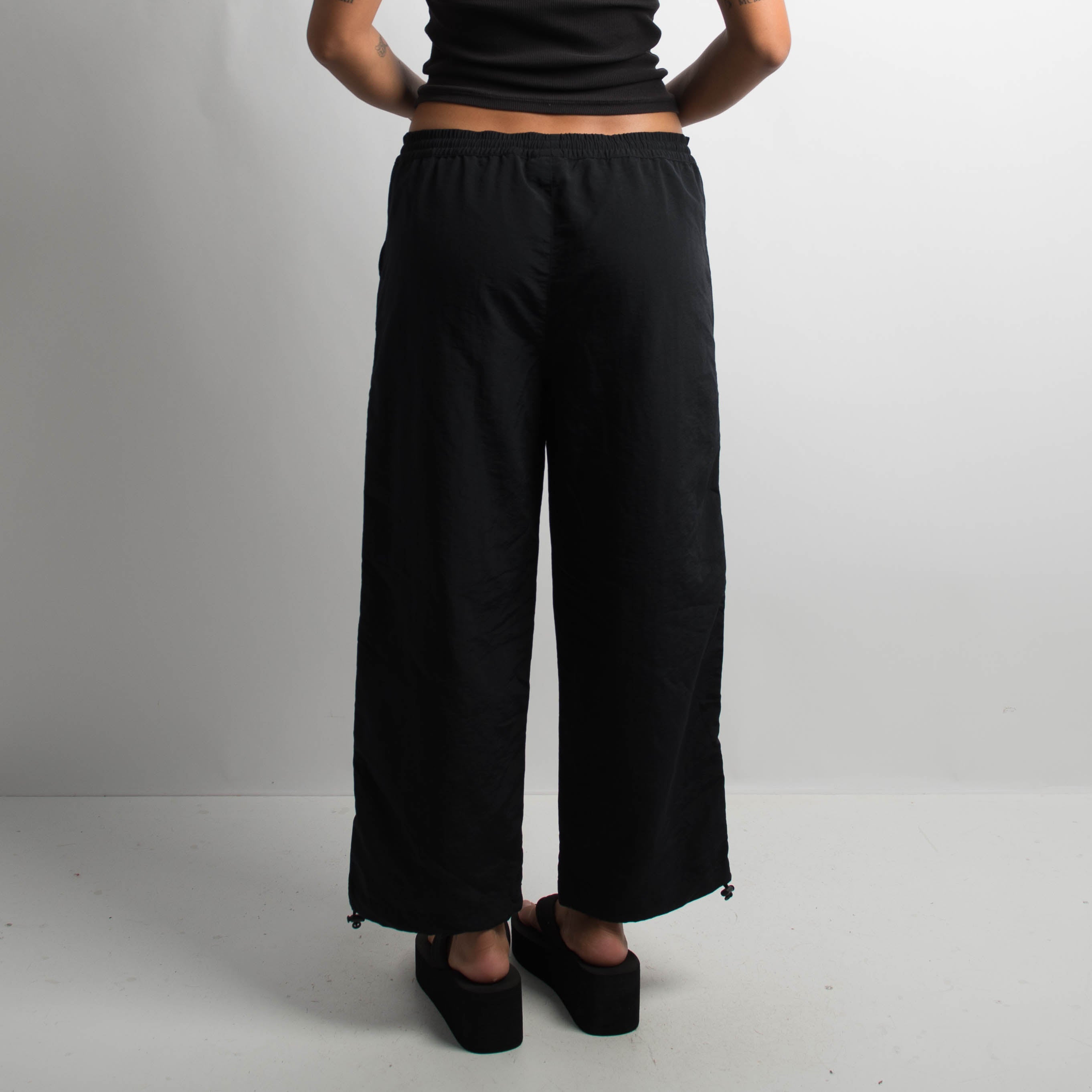 BLACK CROP NYLON TRACKPANTS