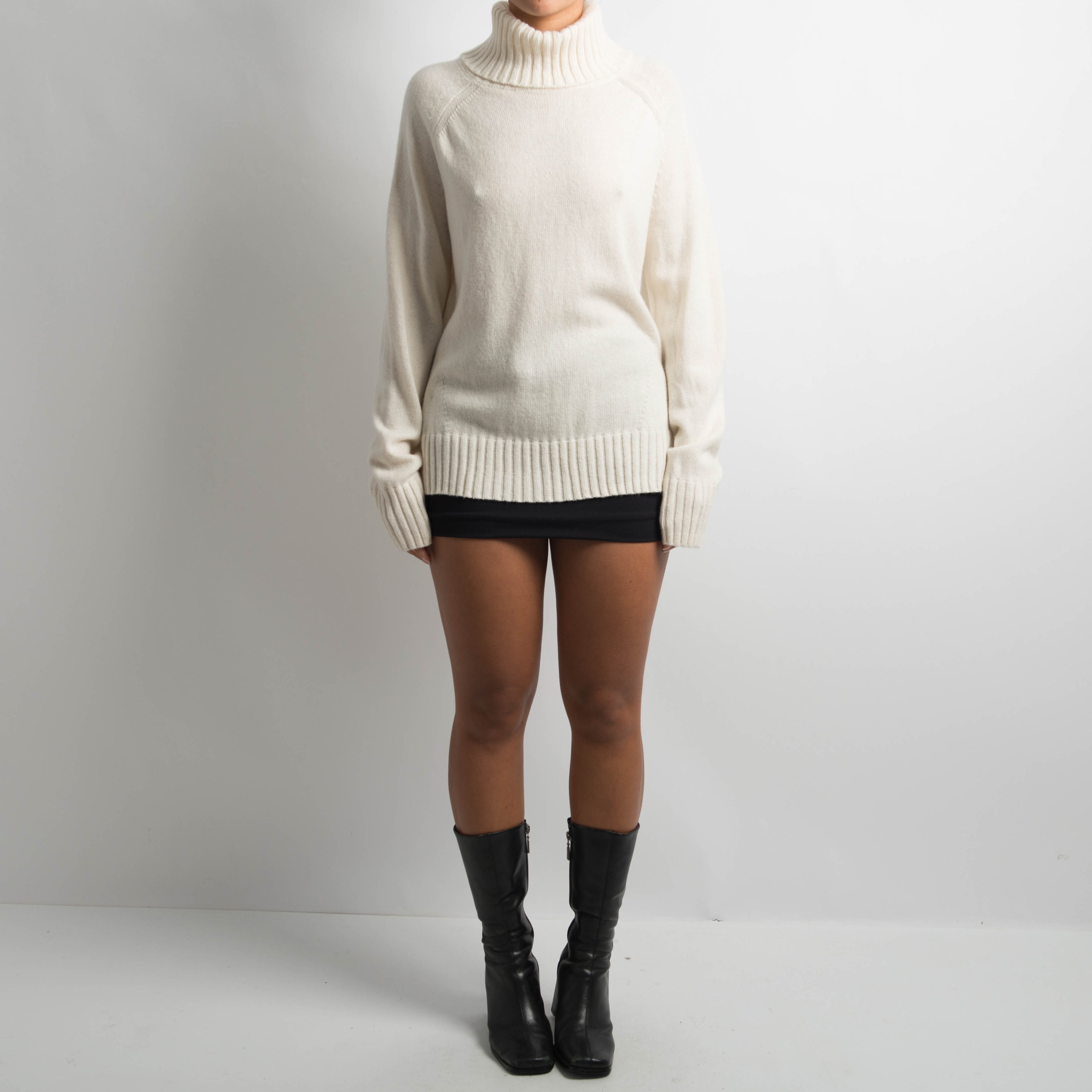 WHITE TURTLENECK KNIT SWEATER