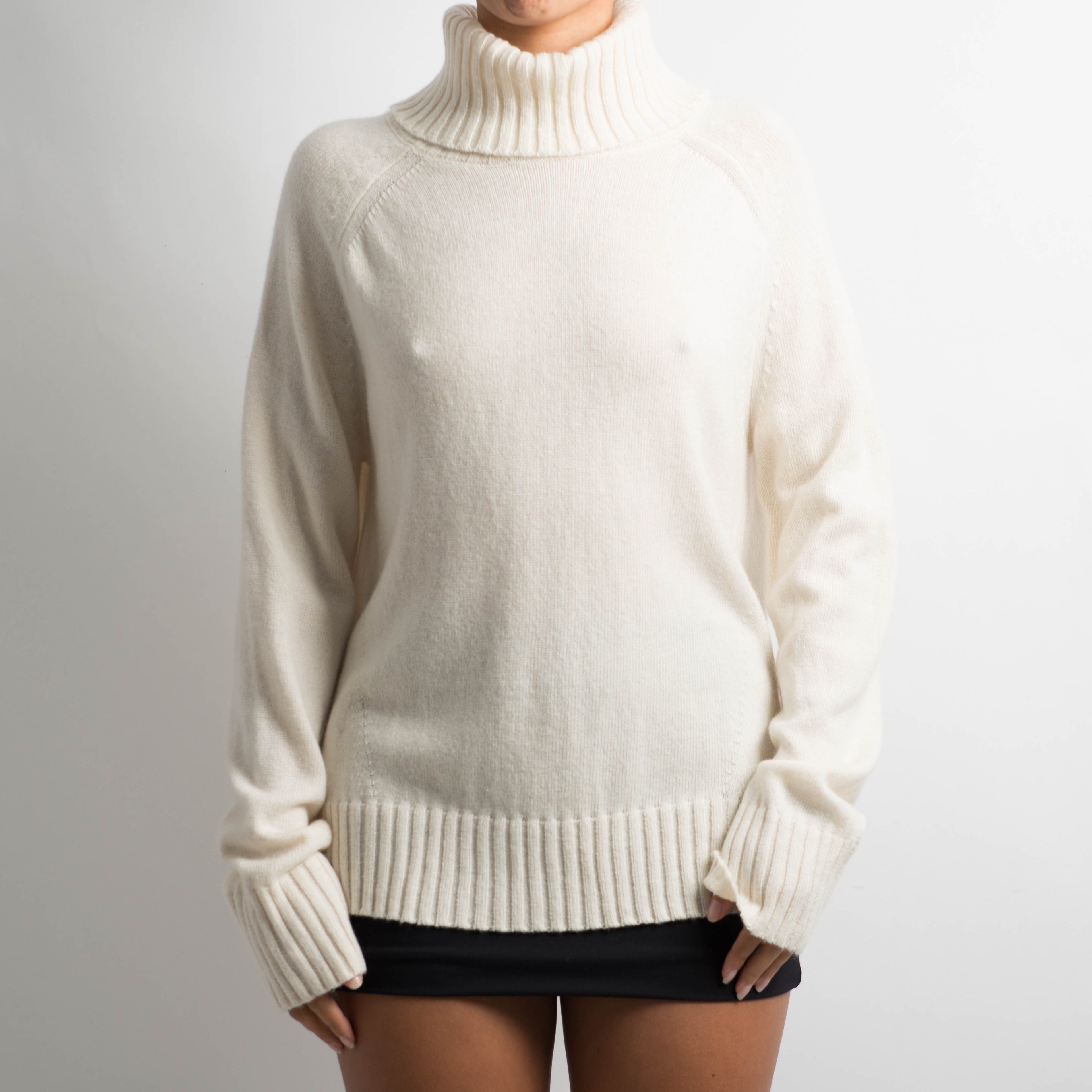 WHITE TURTLENECK KNIT SWEATER