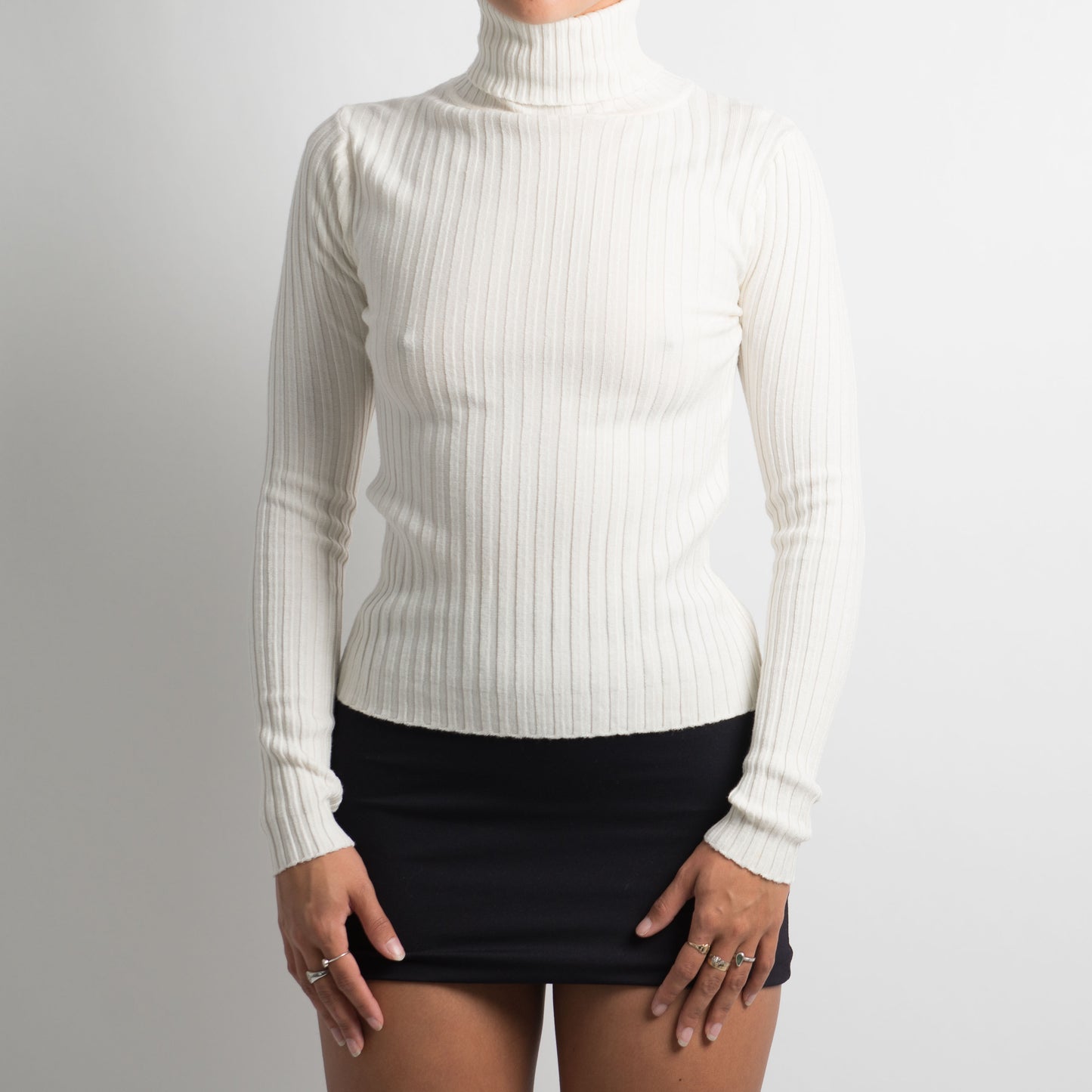 WHITE RIBBED TURTLENECK