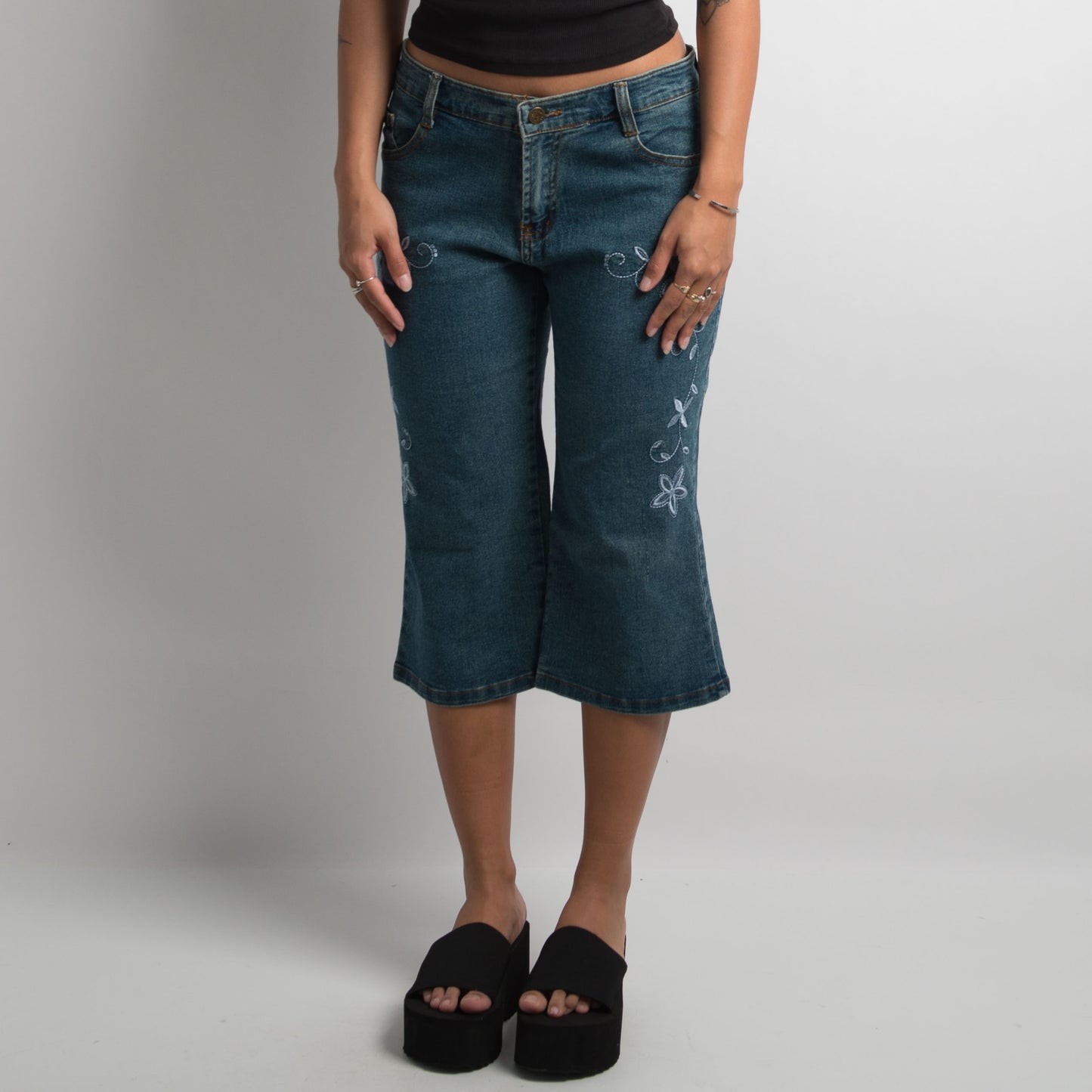 EMBROIDERED DENIM CAPRI JEANS