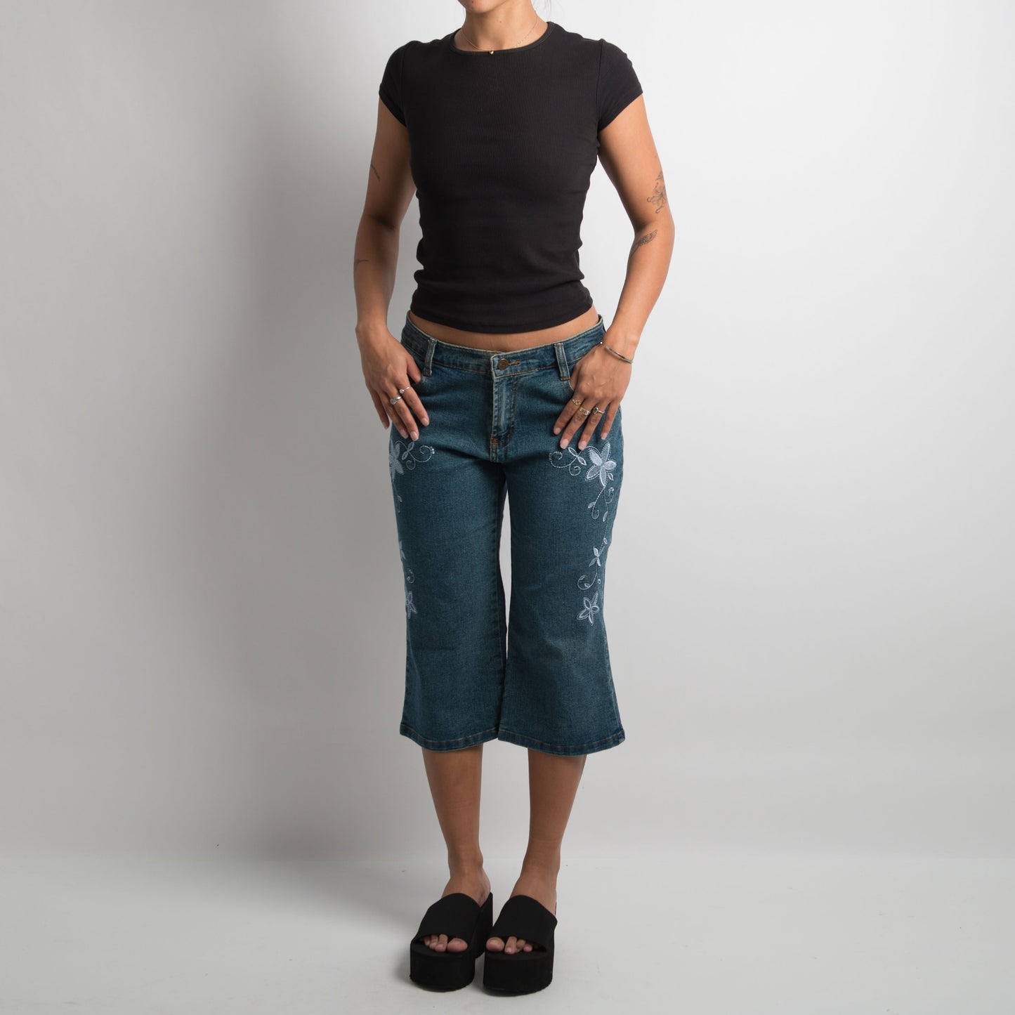 EMBROIDERED DENIM CAPRI JEANS