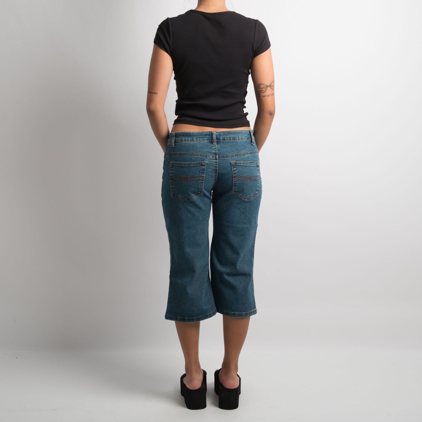 EMBROIDERED DENIM CAPRI JEANS