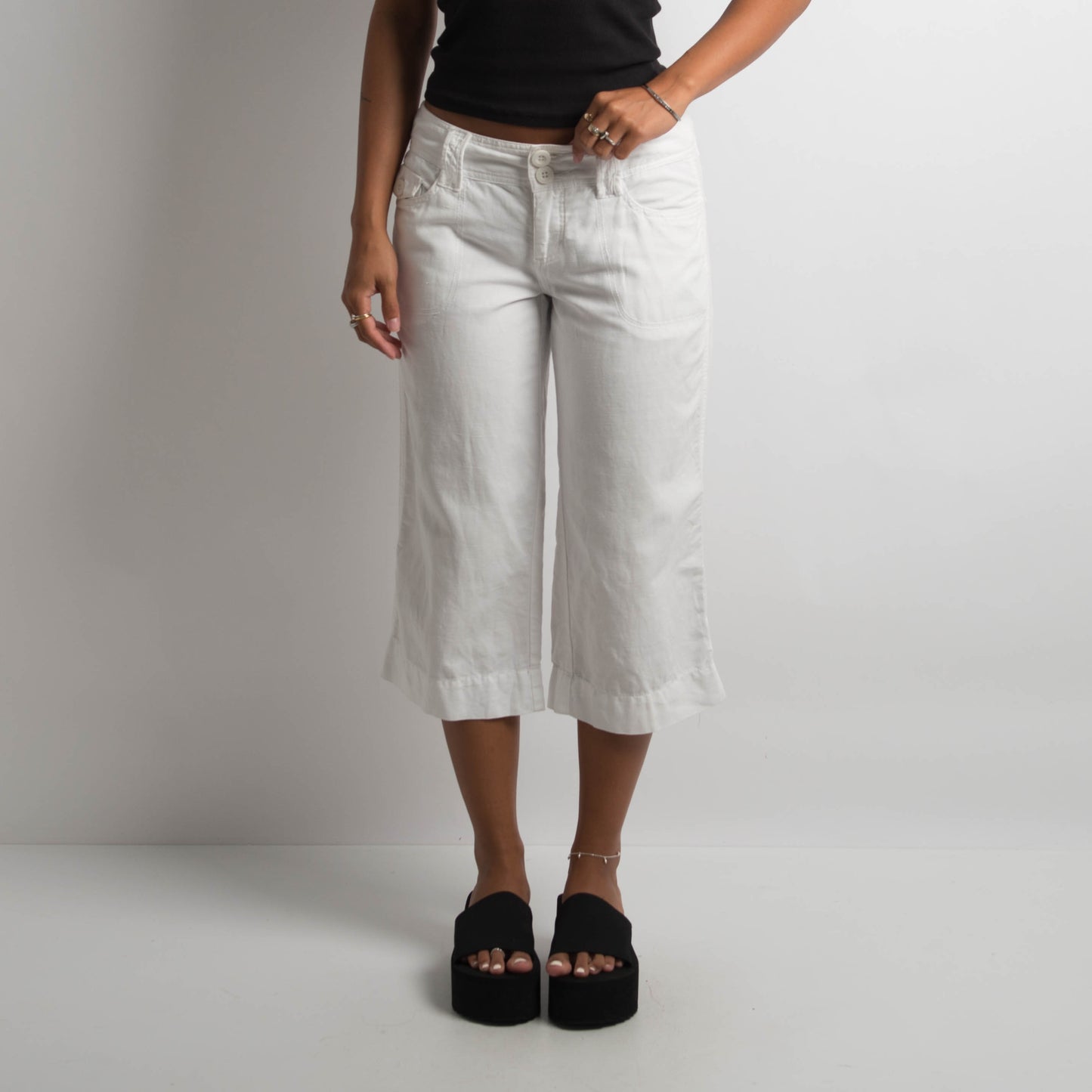 WHITE LINEN CAPRI PANTS