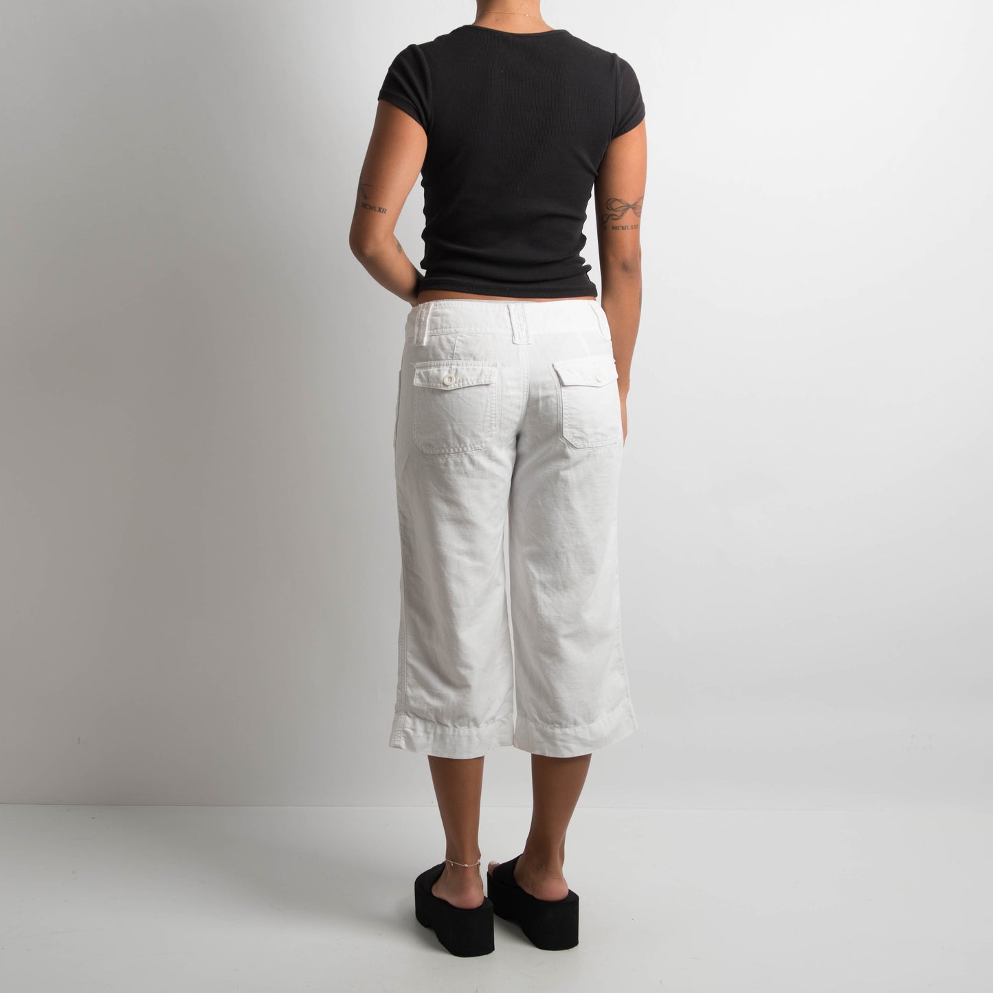 WHITE LINEN CAPRI PANTS