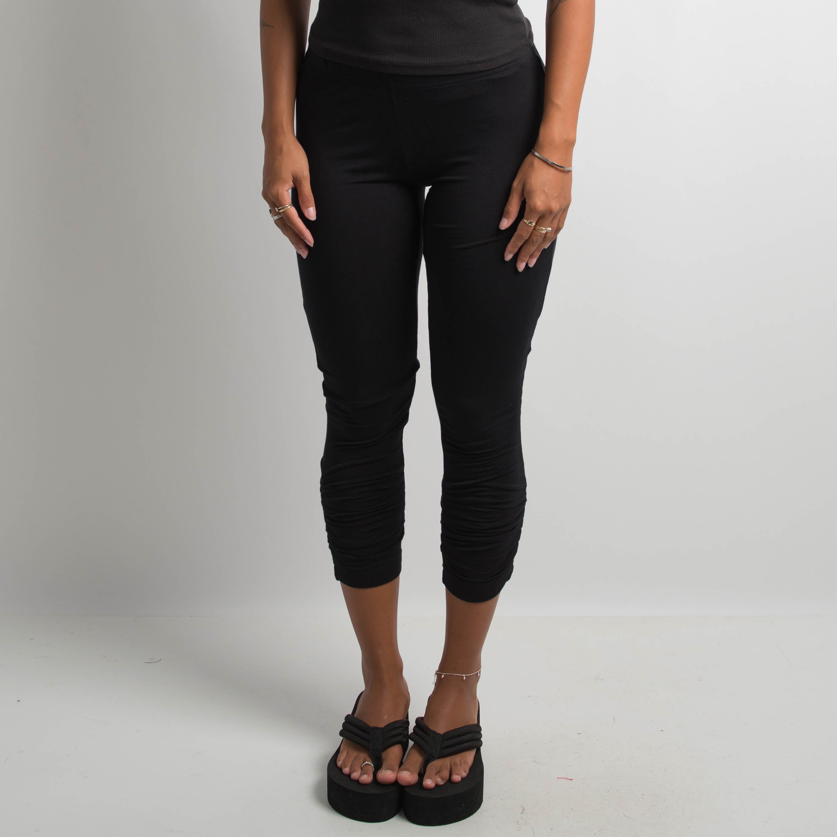 BLACK RUCHED CAPRI LEGGINGS