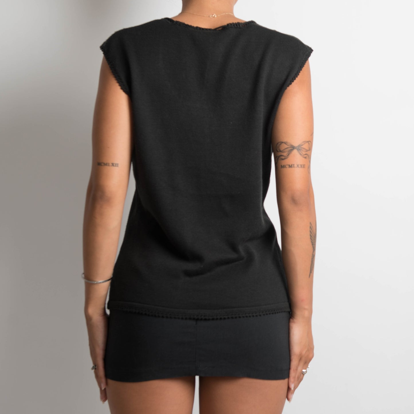 BLACK KNIT SLEEVELESS TOP