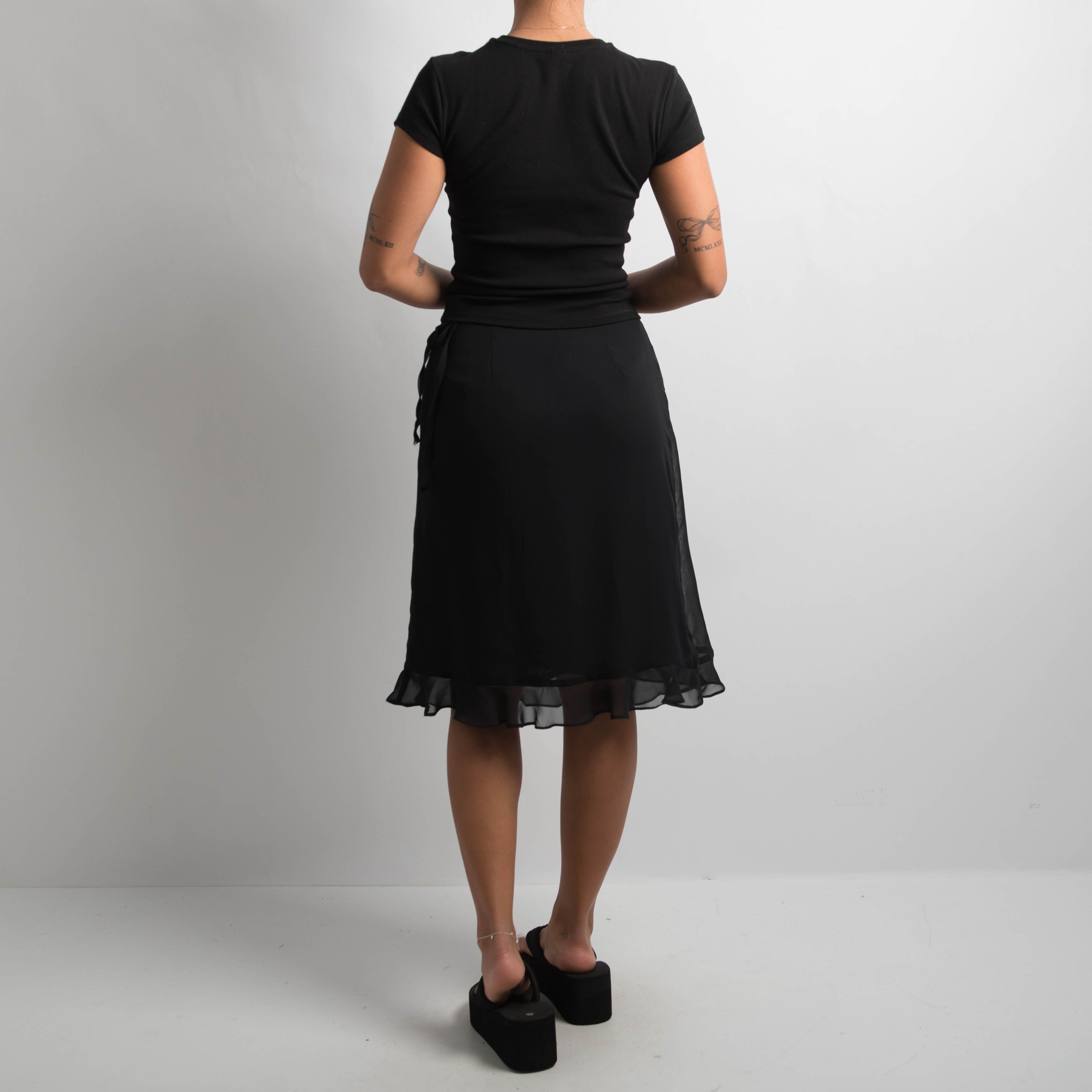 BLACK MIDI SKIRT
