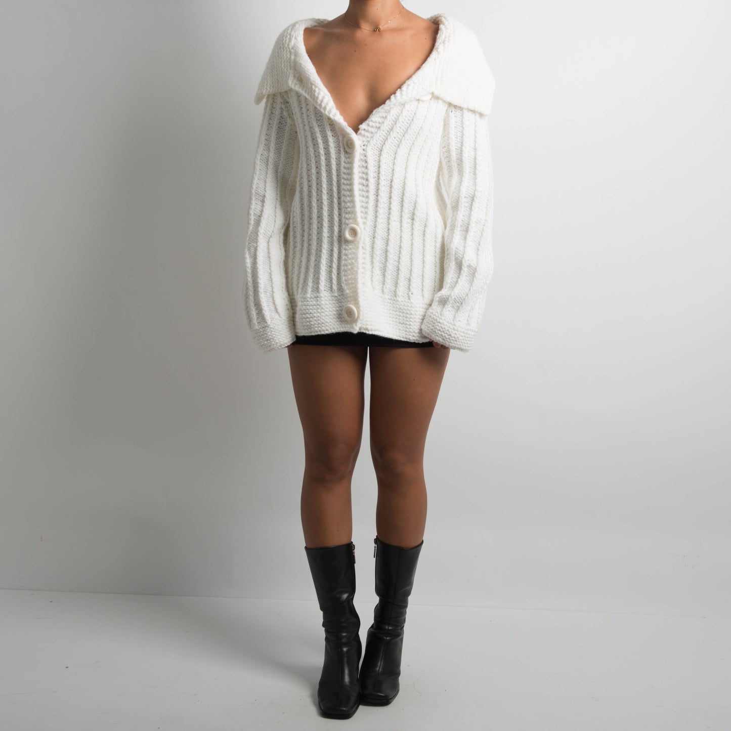 WHITE CHUNKY KNIT CARDIGAN