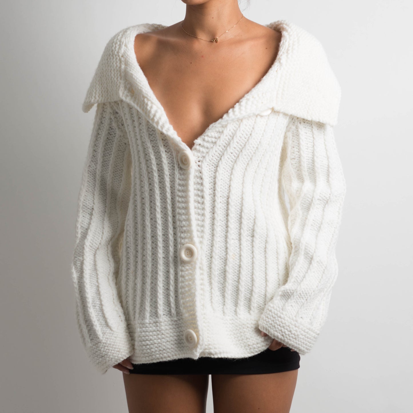 WHITE CHUNKY KNIT CARDIGAN