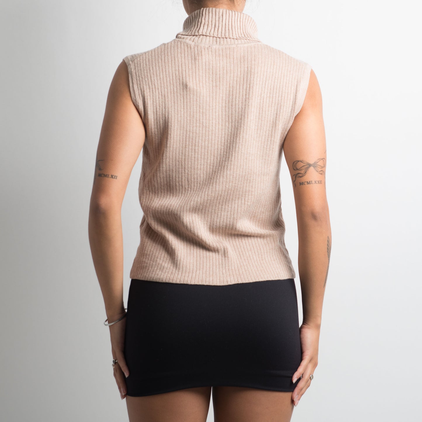 SLEEVELESS BEIGE TURTLENECK