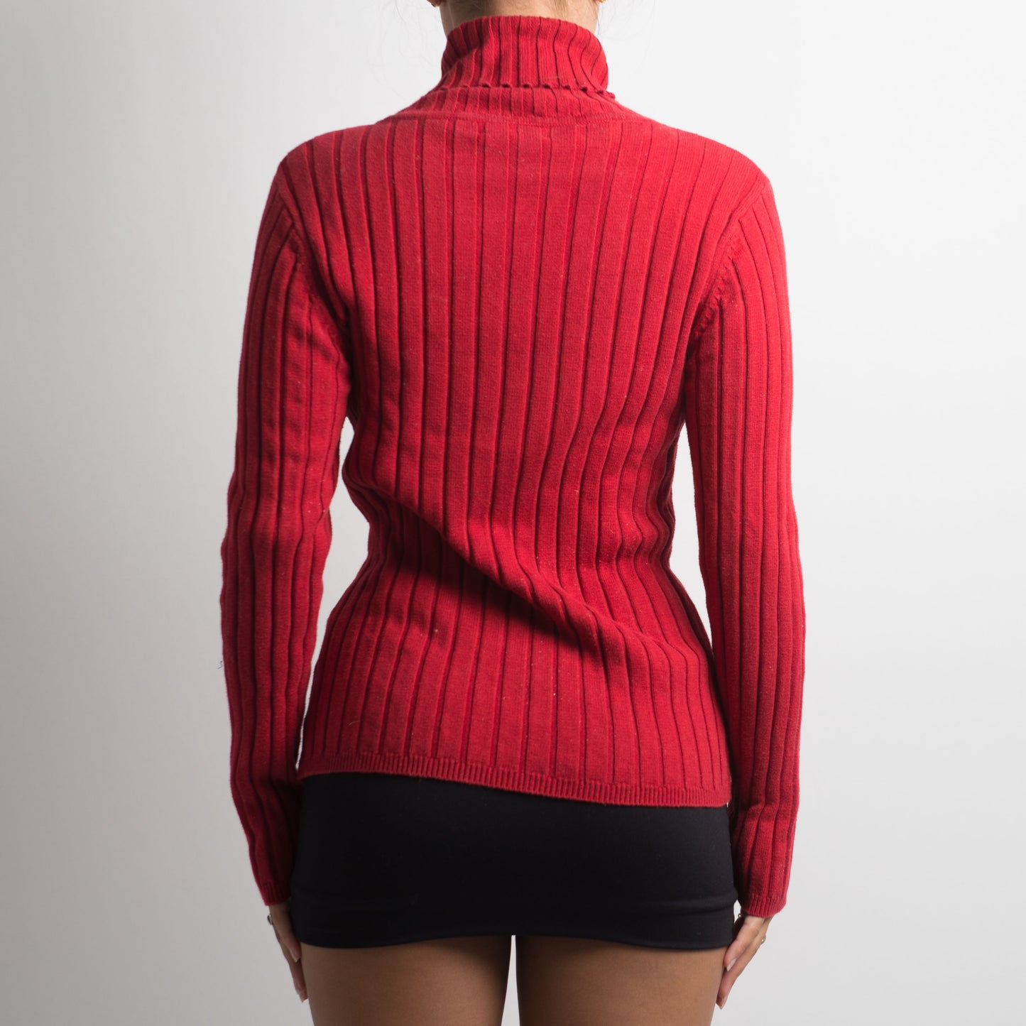 RED RIBBED KNIT TURTLENECK