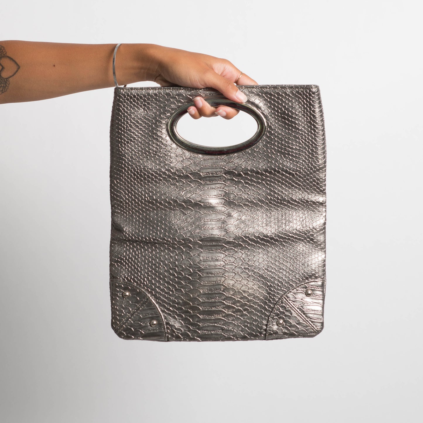 TEXTURED METALLIC CLUTCH