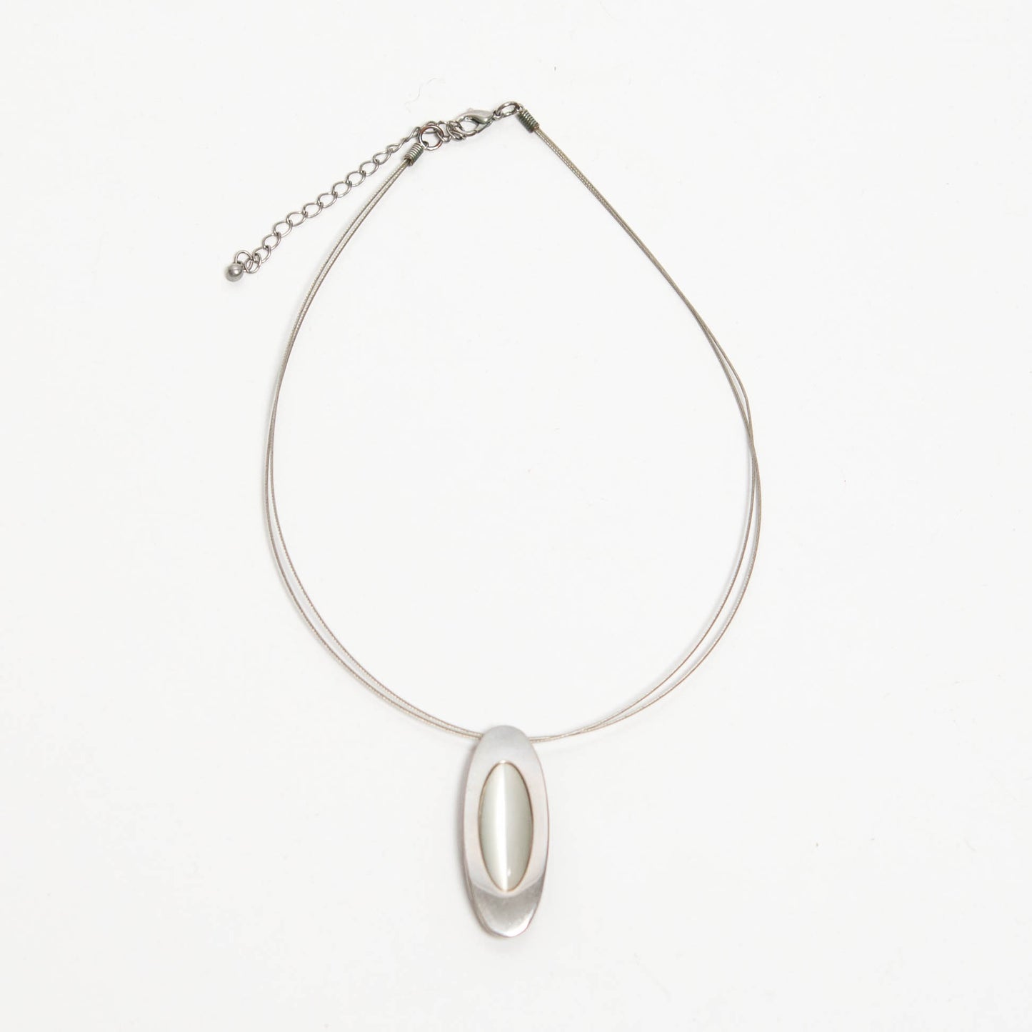 THIN OVAL PENDANT NECKLACE