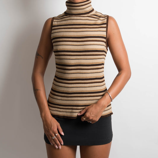 RIBBED SLEEVELESS TURTLENECK