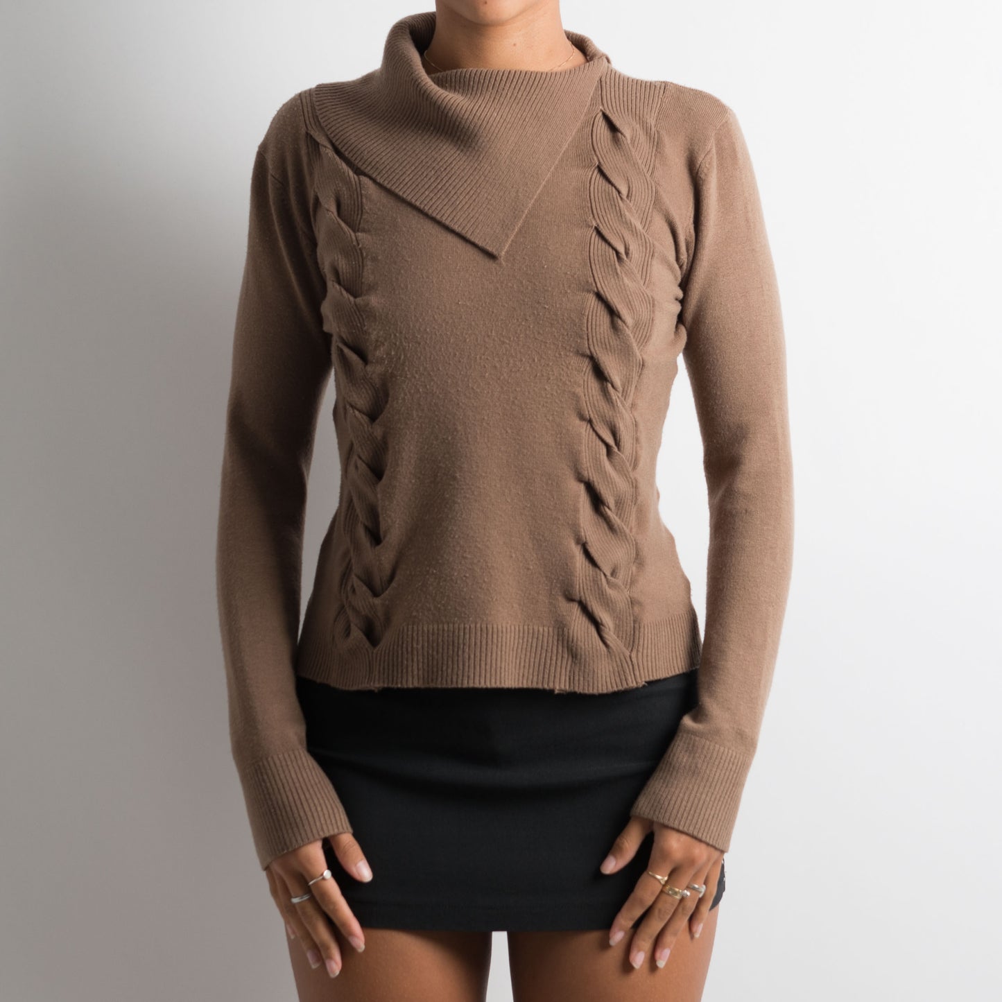 BROWN TEXTURED TURTLENECK