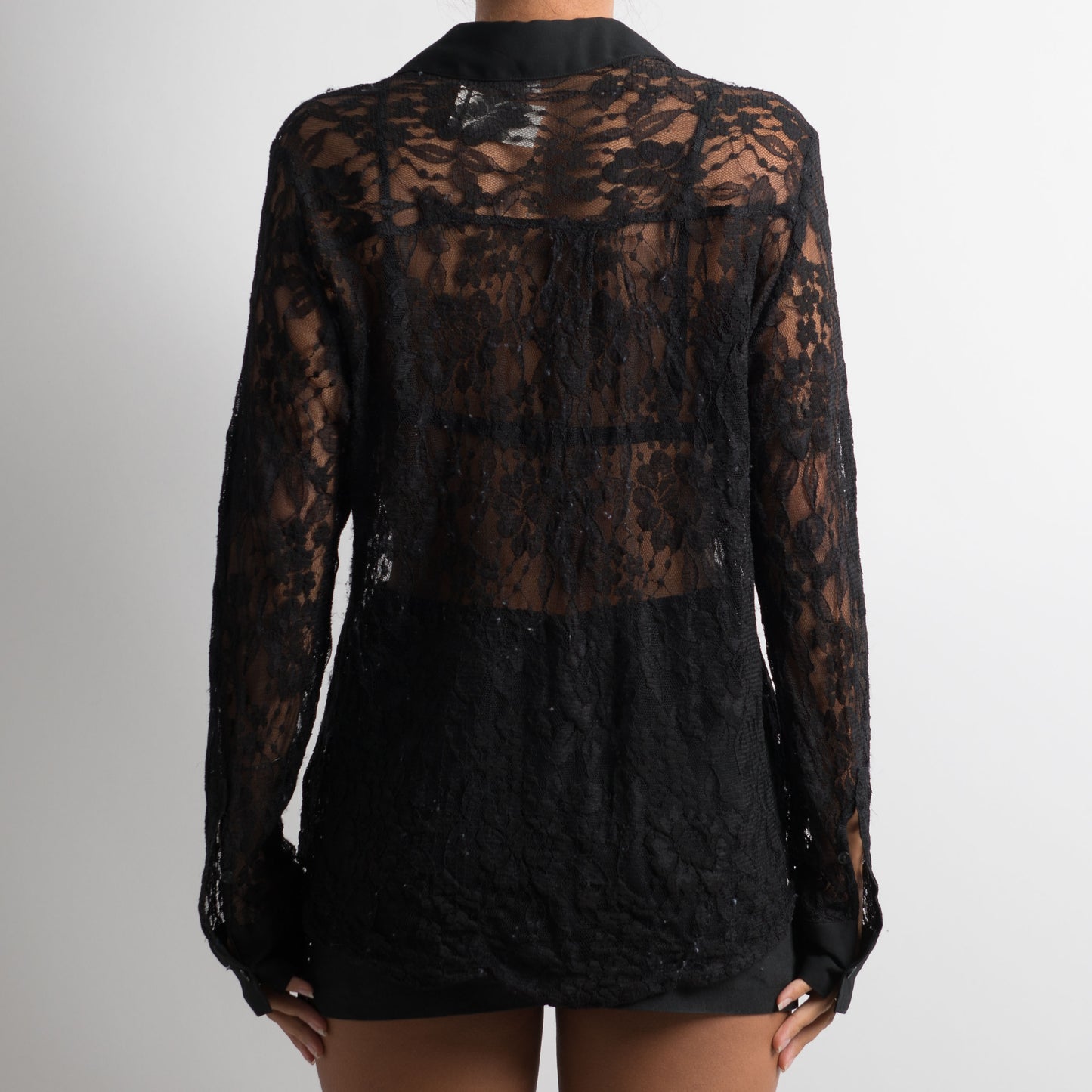 BLOUSE EN DENTELLE NOIRE