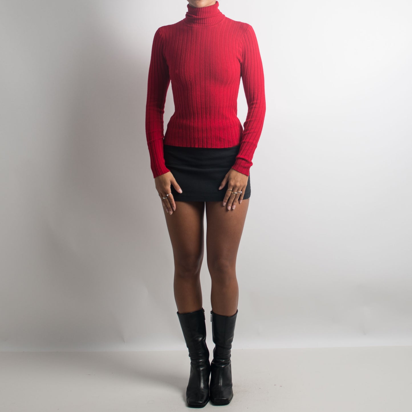 RED RIBBED TURTLENECK