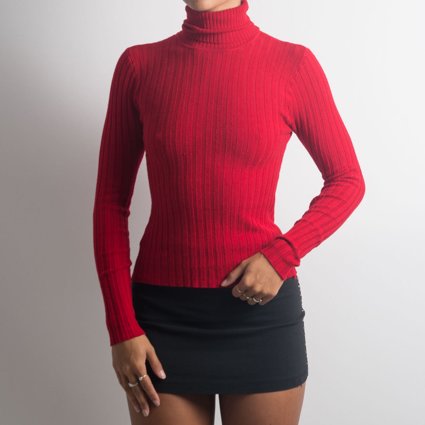 RED RIBBED TURTLENECK